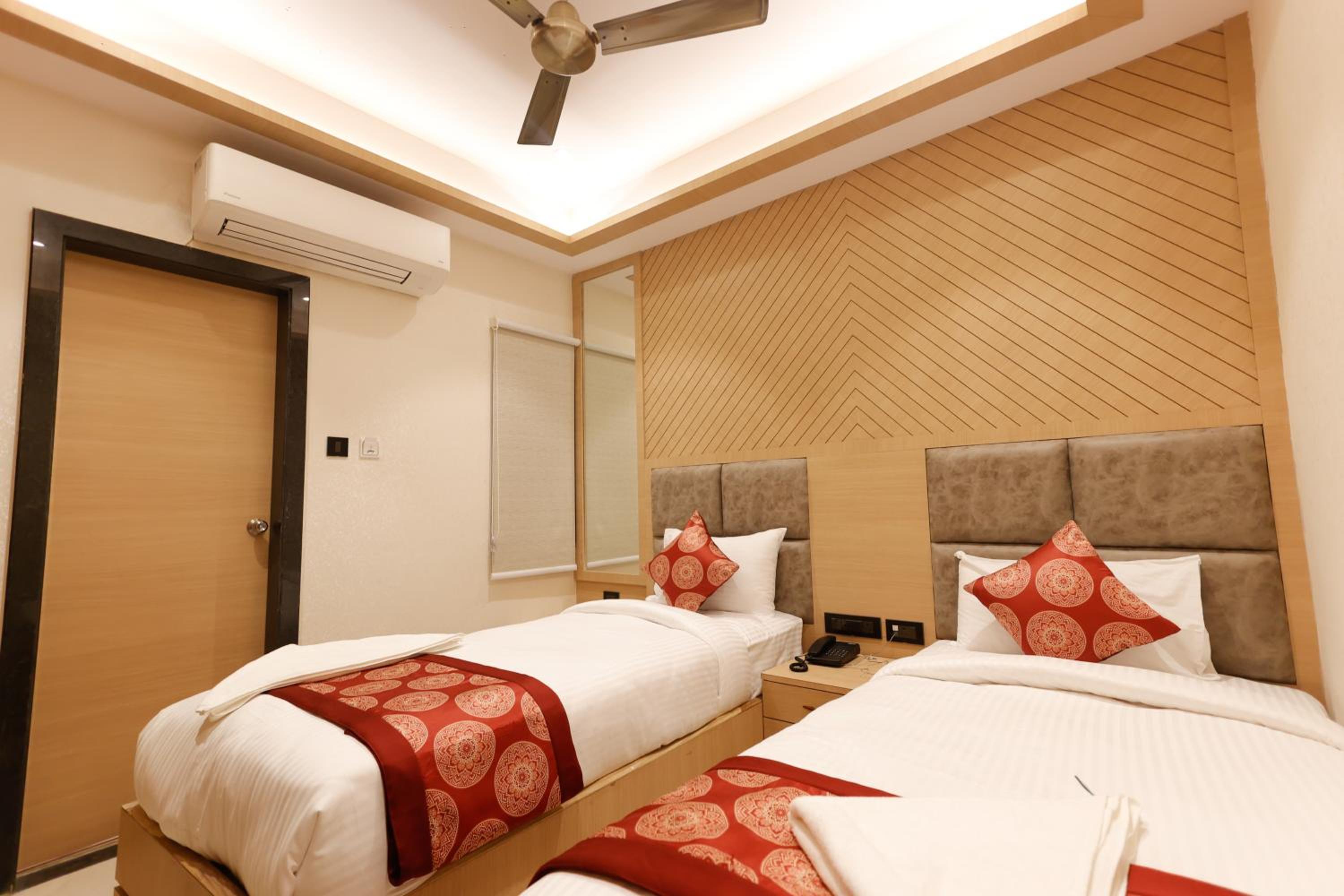 Deluxe Room - Photo 7