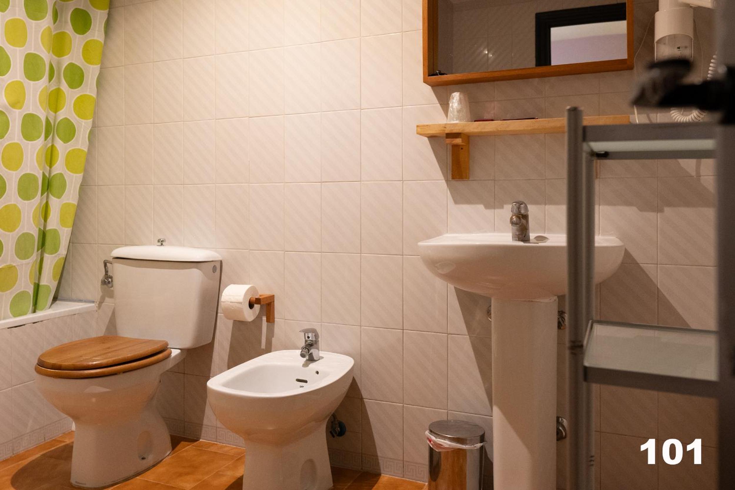 Double Room - Photo 5