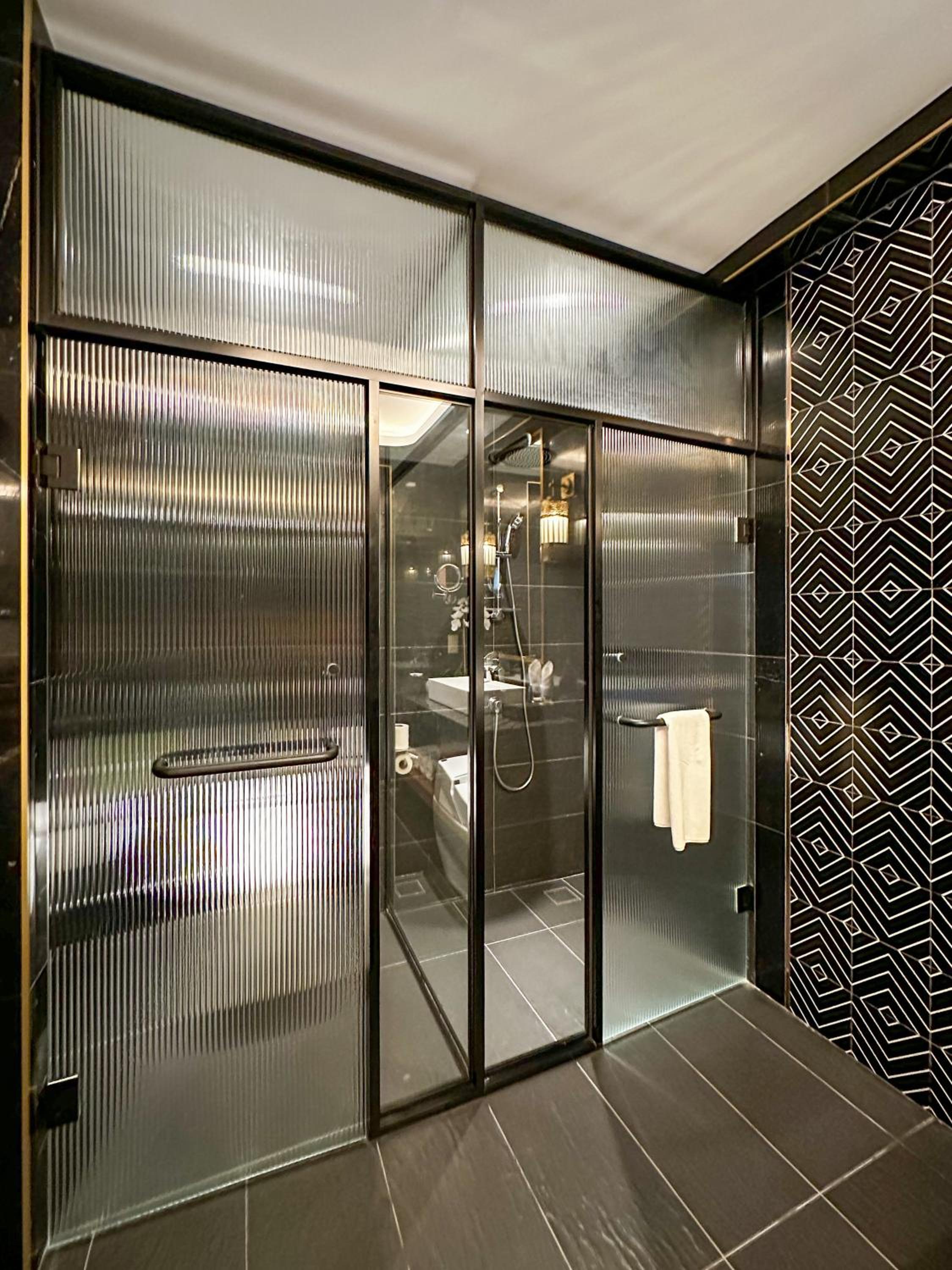 Executive Suite - Photo 2