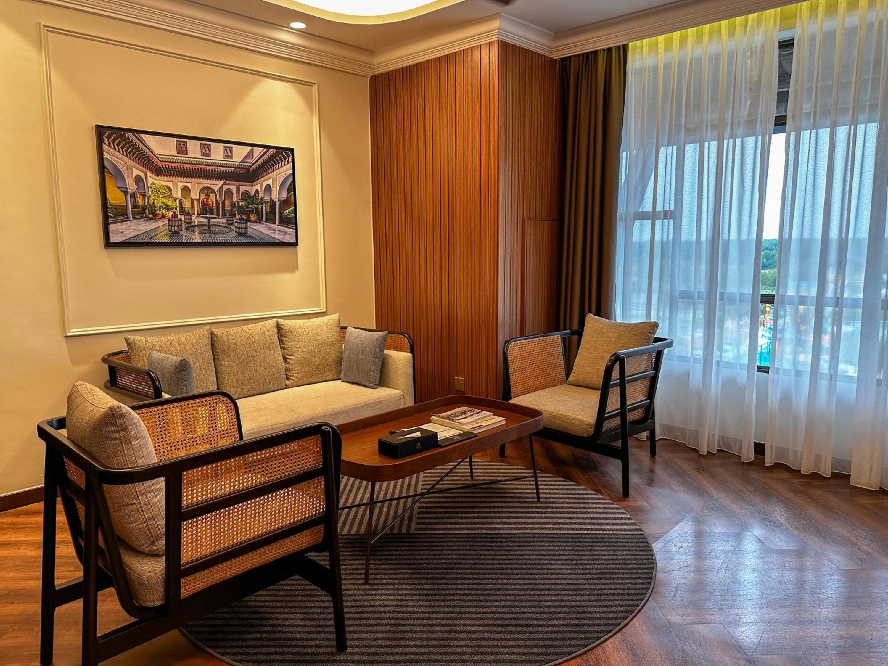 Executive Suite - Photo 8