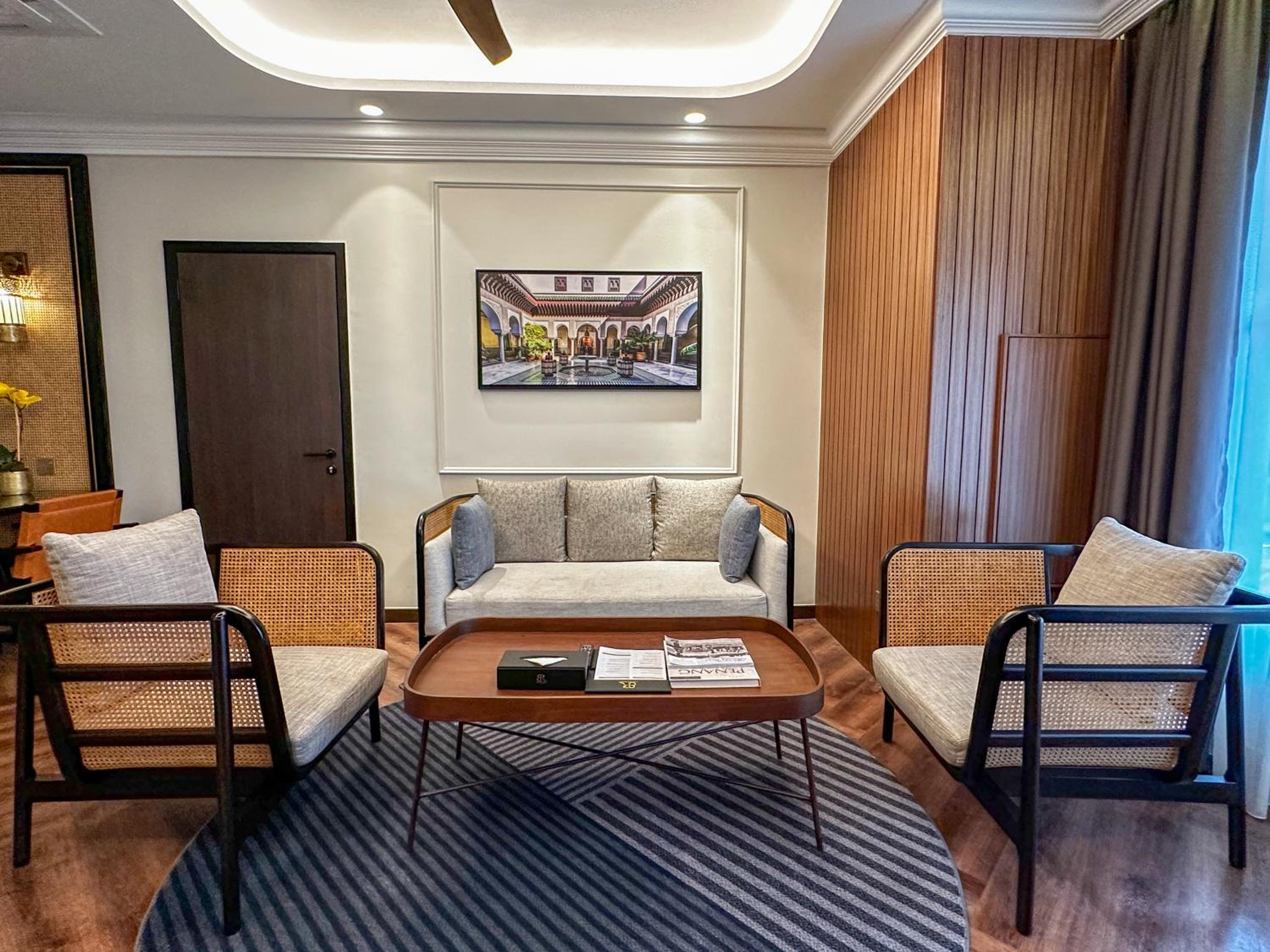 Executive Suite - Photo 7