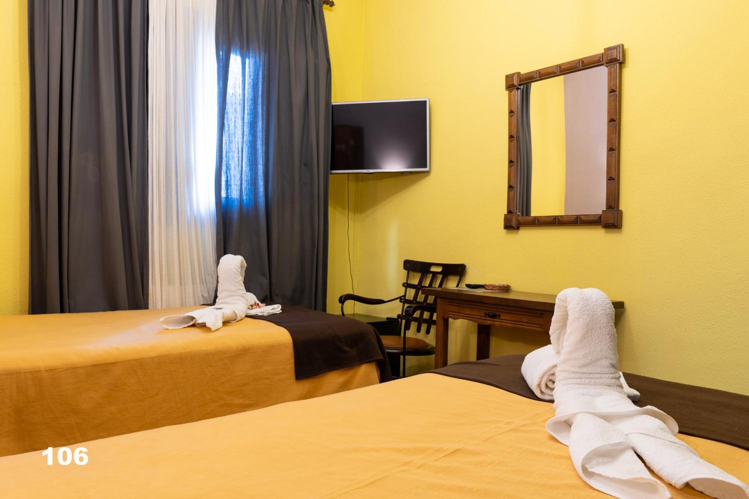 Twin Room - Photo 3