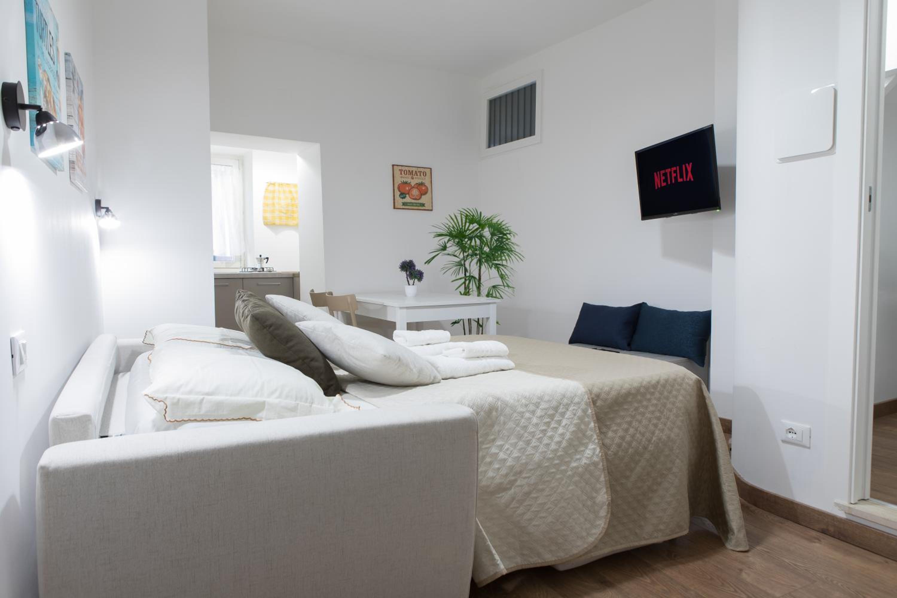 One-Bedroom Apartment photo 1