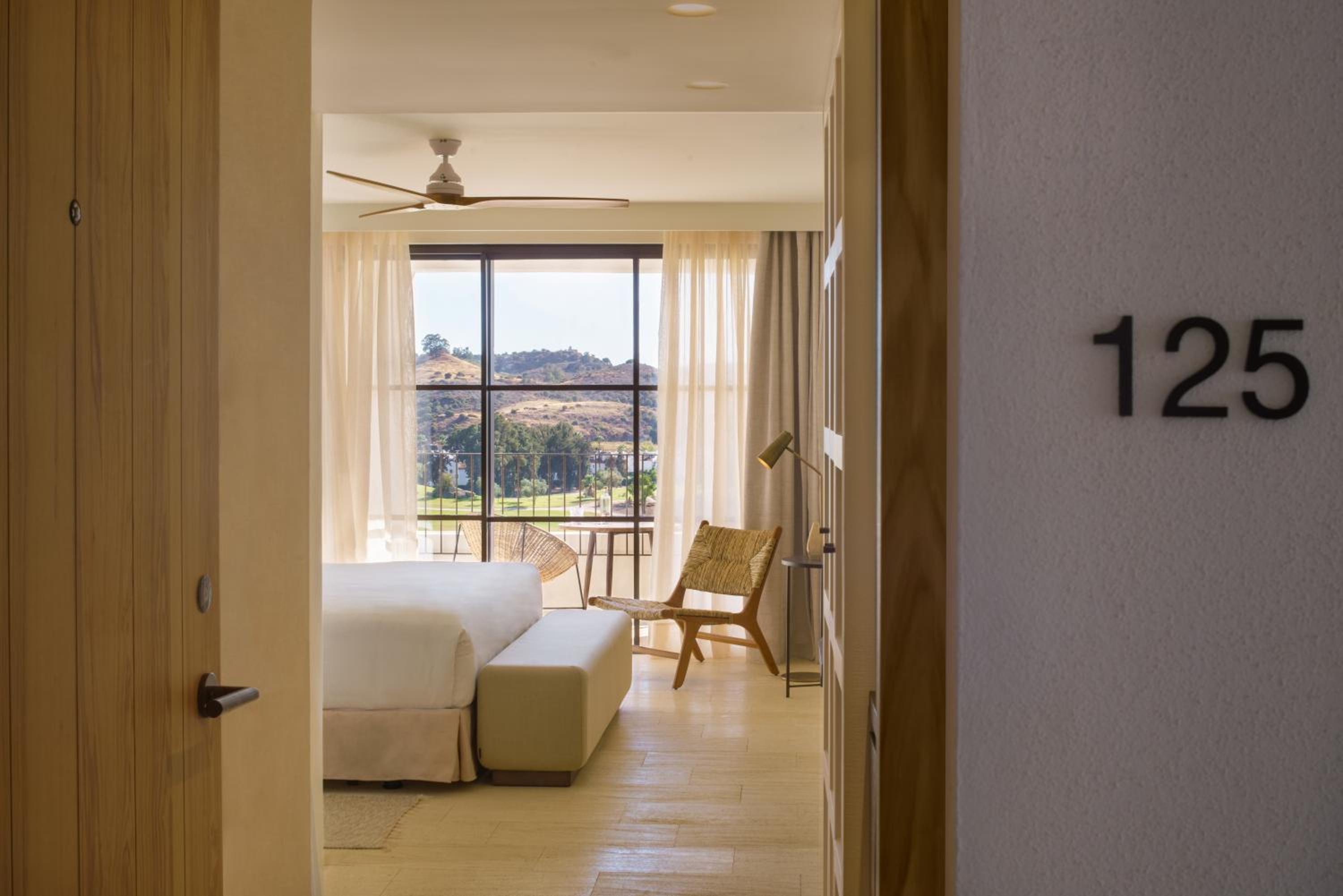 King Bed Deluxe Room with Golf View - Photo 2