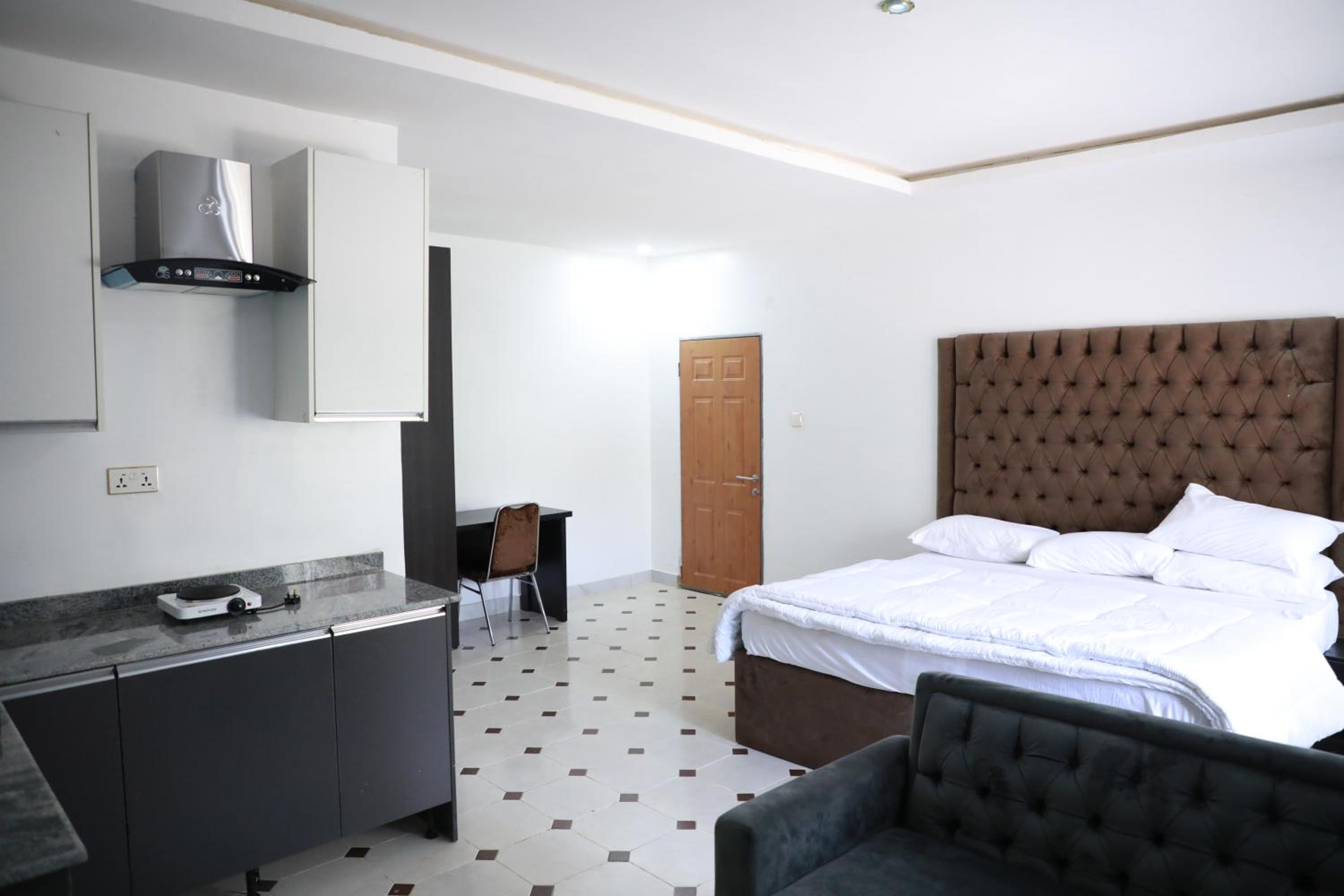 Suite - Photo 1