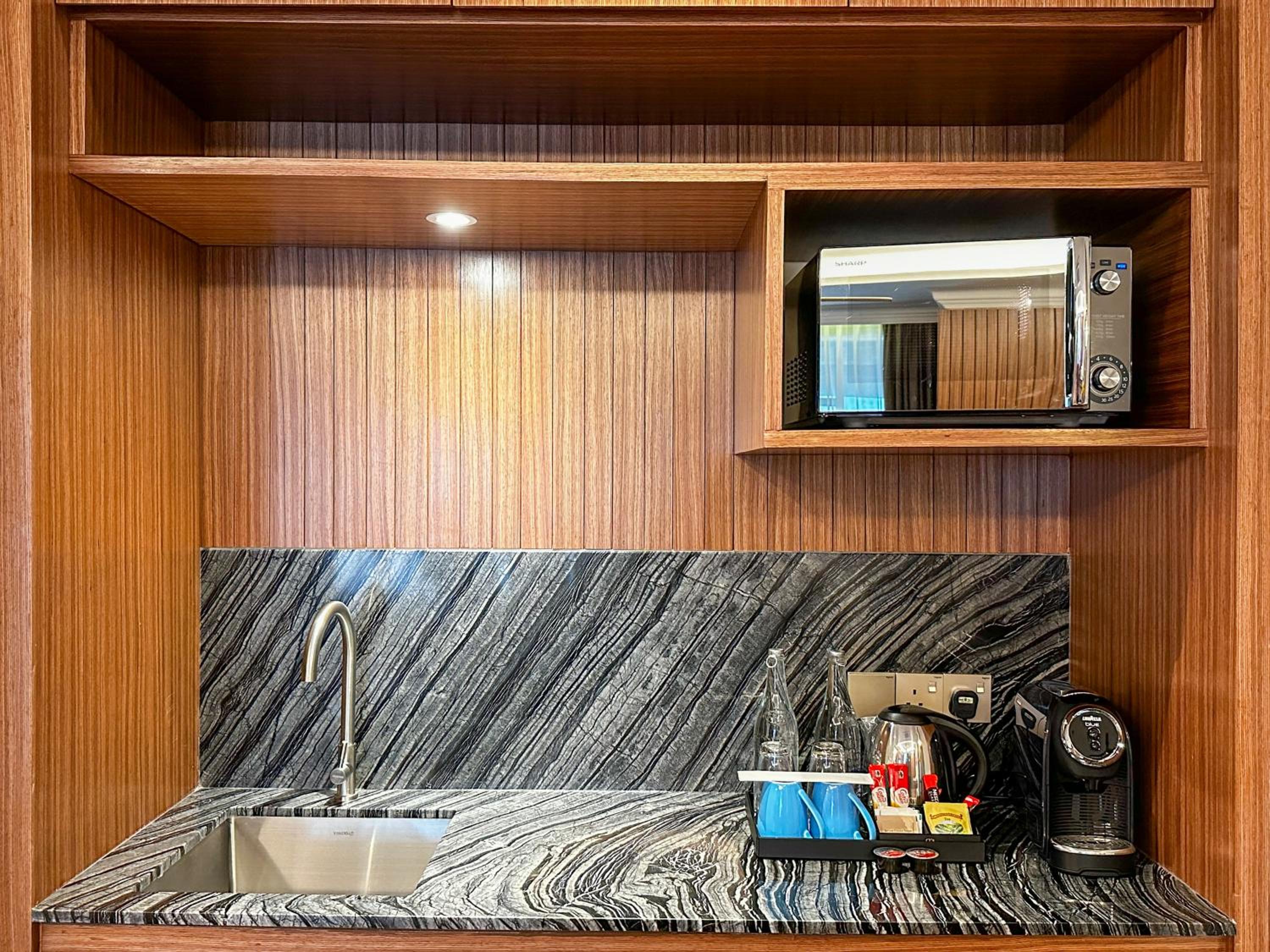 Executive Suite - Photo 6