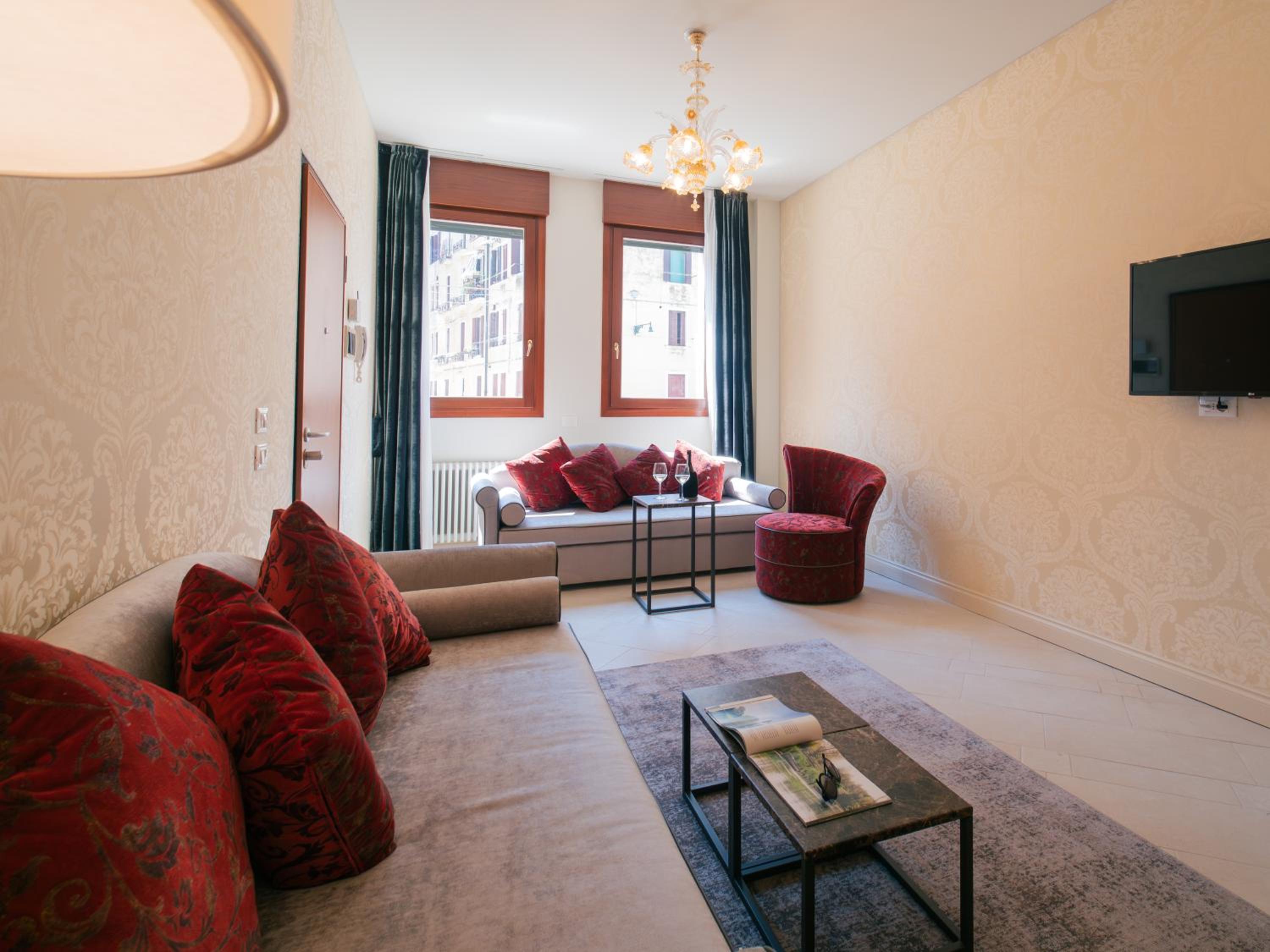 One-Bedroom Apartment with View photo 1