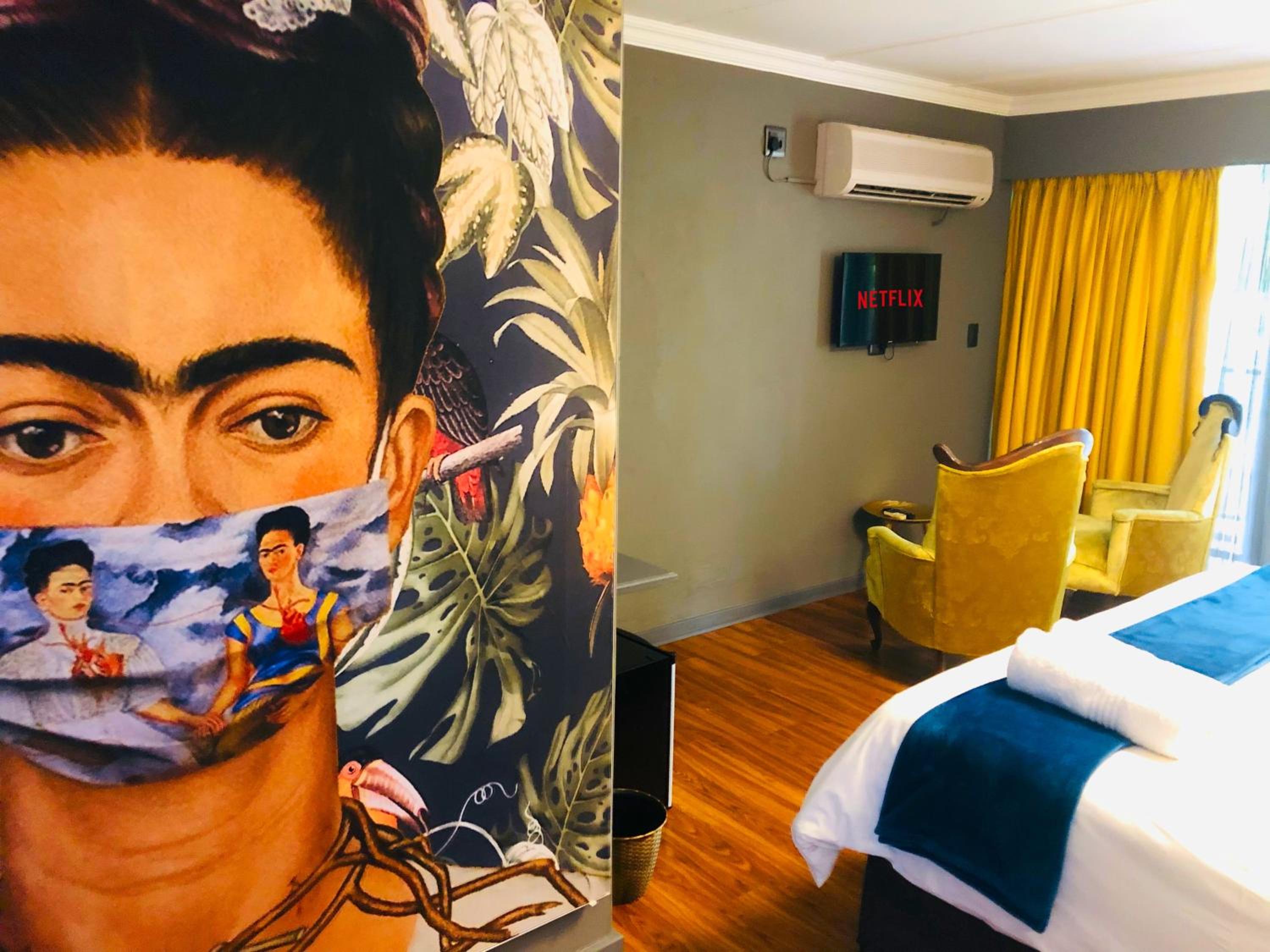 Superior Twin Room with Pool View - Photo 8