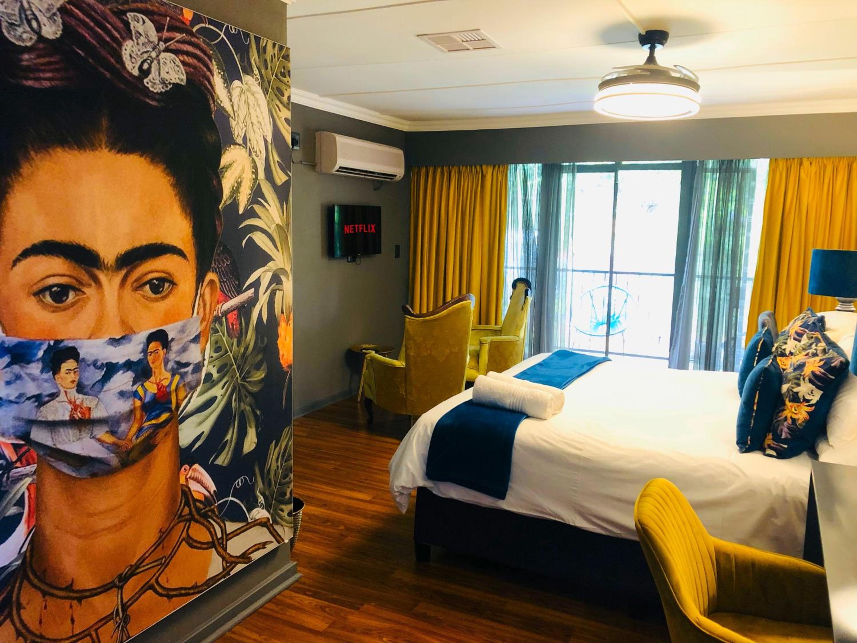 Superior Twin Room with Pool View - Photo 6
