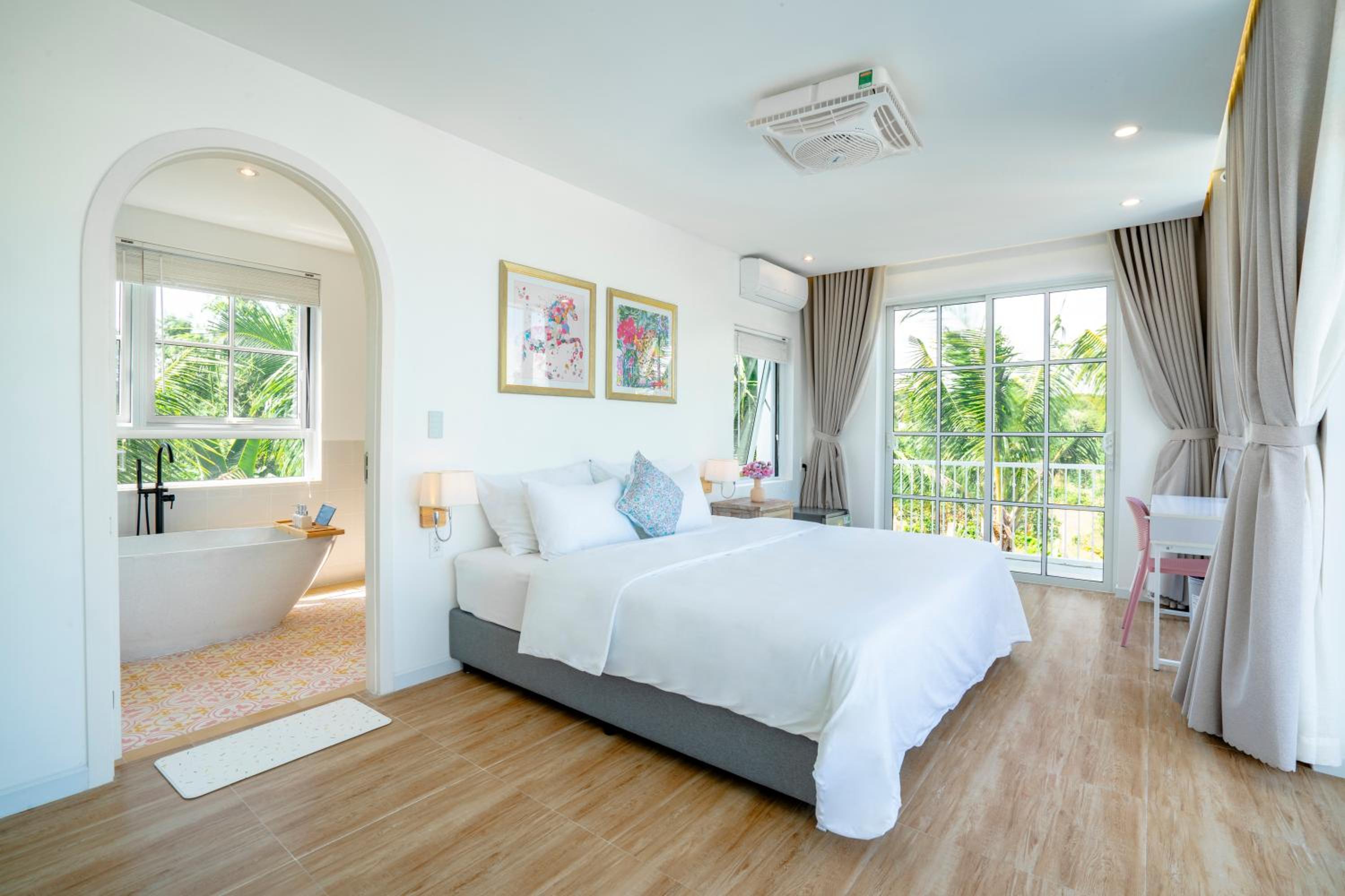King Suite with Balcony photo 1