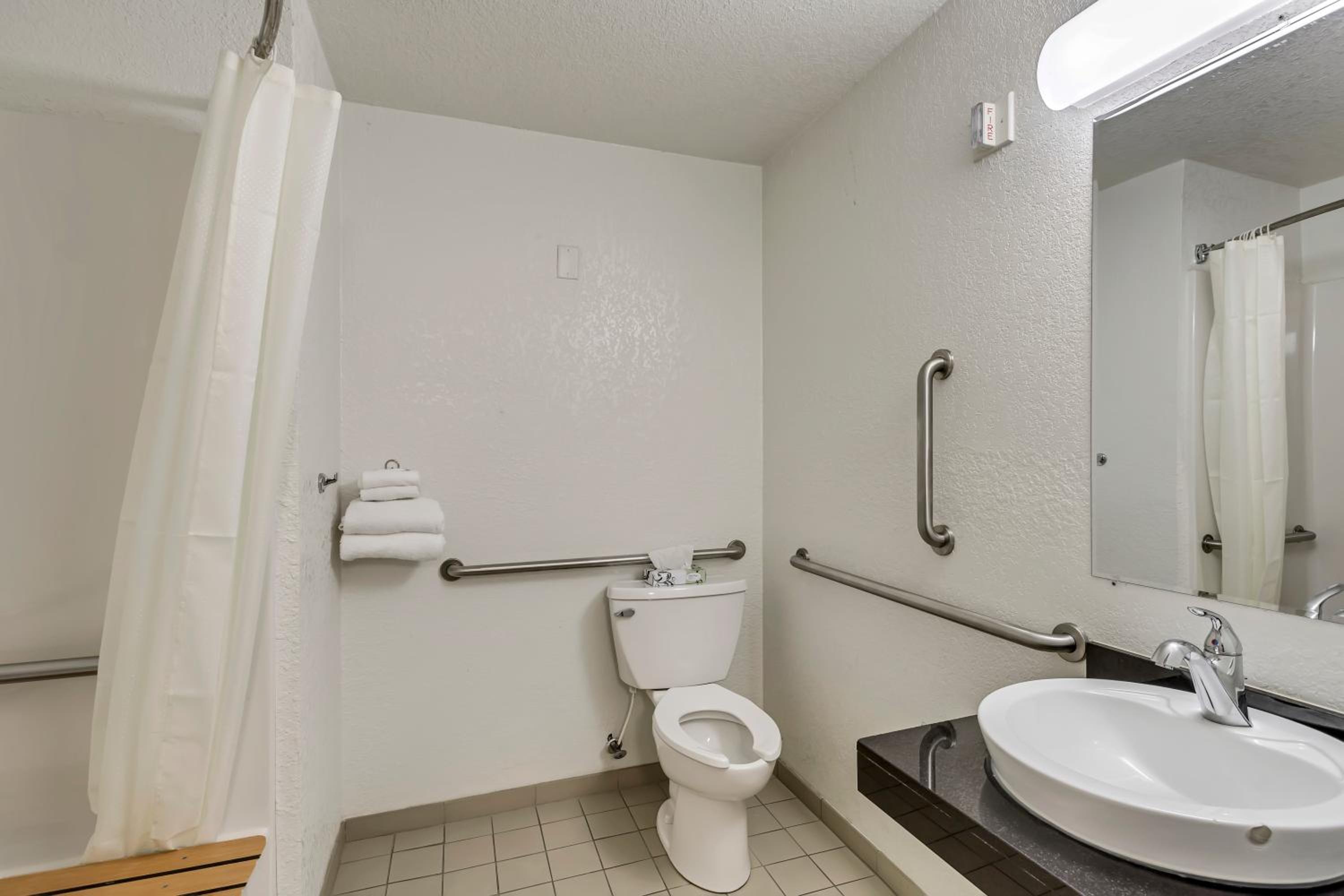 Double Room - Disability Access - Roll In Shower photo 2