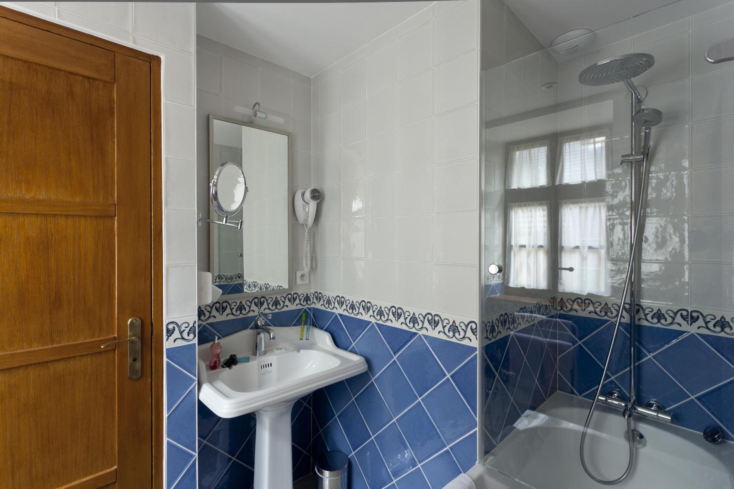 Superior Twin Room with Sea View - Photo 3