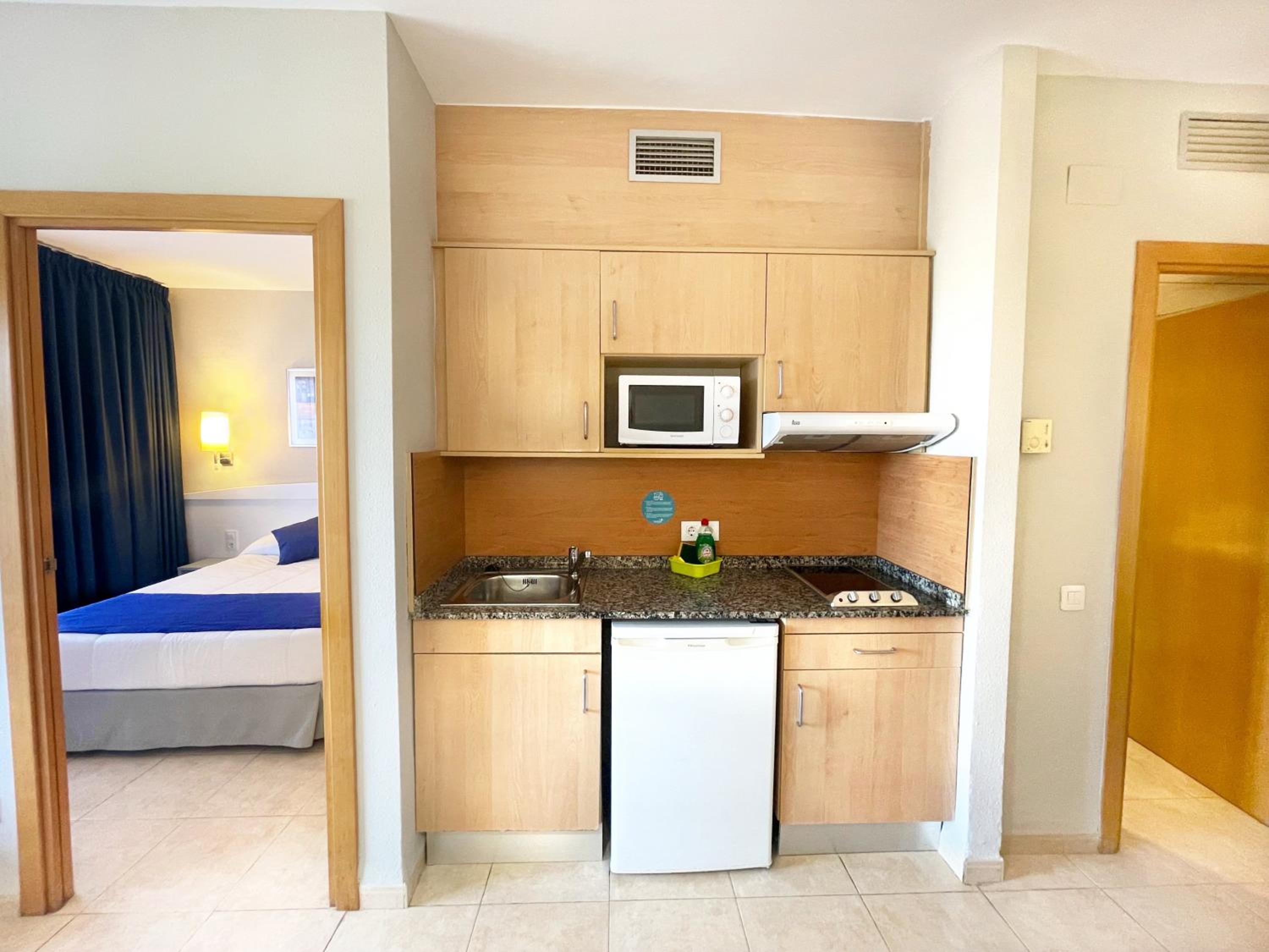 One-Bedroom Apartment with Sea View - Photo 3
