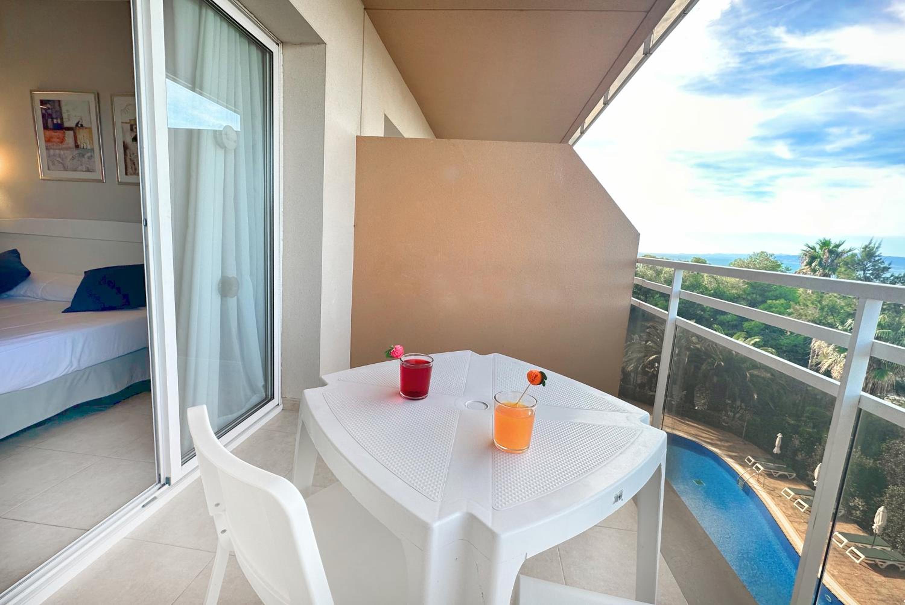 One-Bedroom Apartment with Sea View - Photo 8
