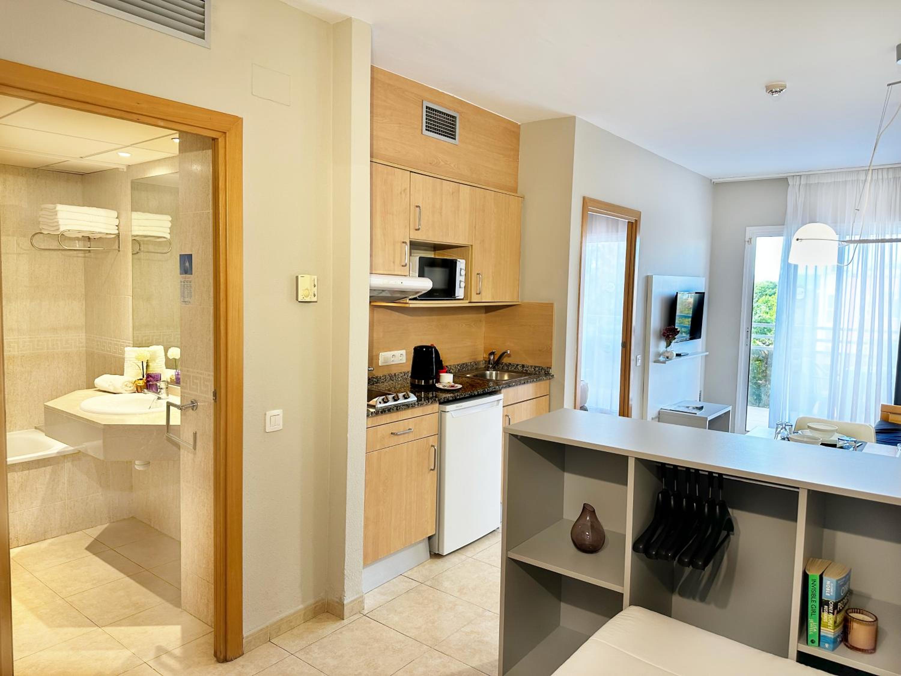 One-Bedroom Apartment with Sea View - Photo 11