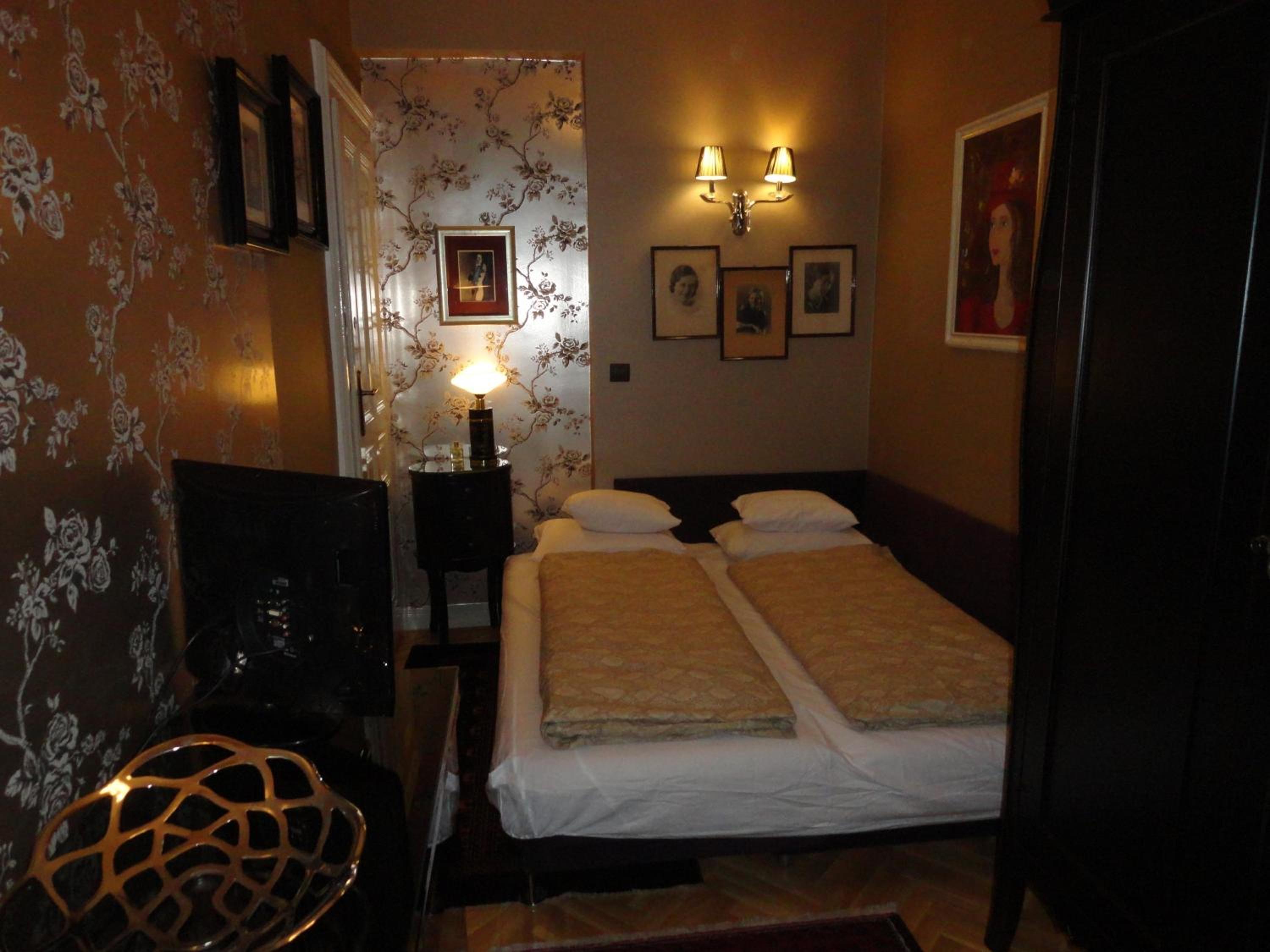 Two-Bedroom Apartment - Photo 19