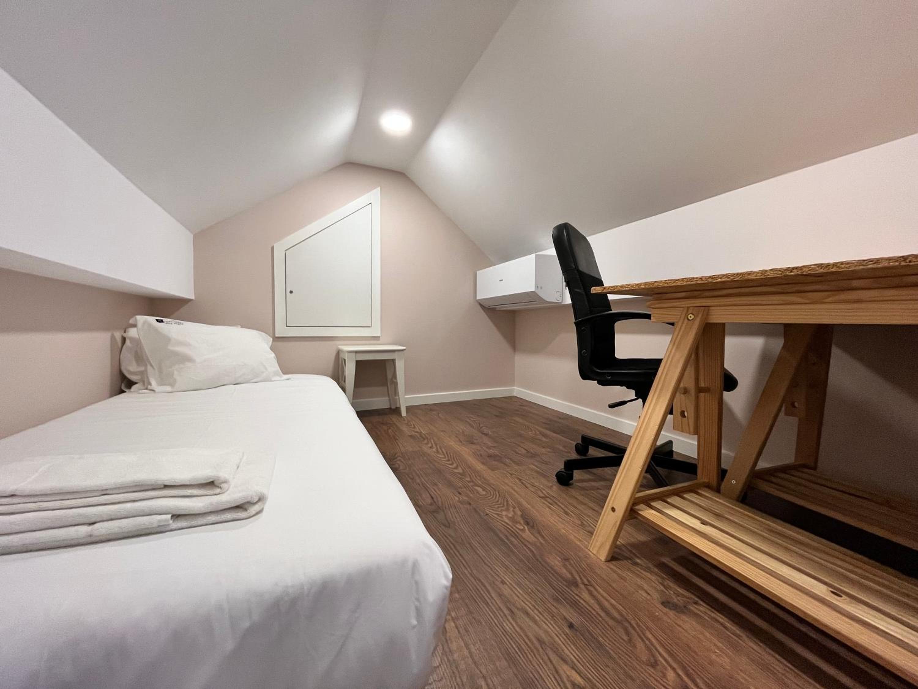 Apartment with Balcony - Photo 9