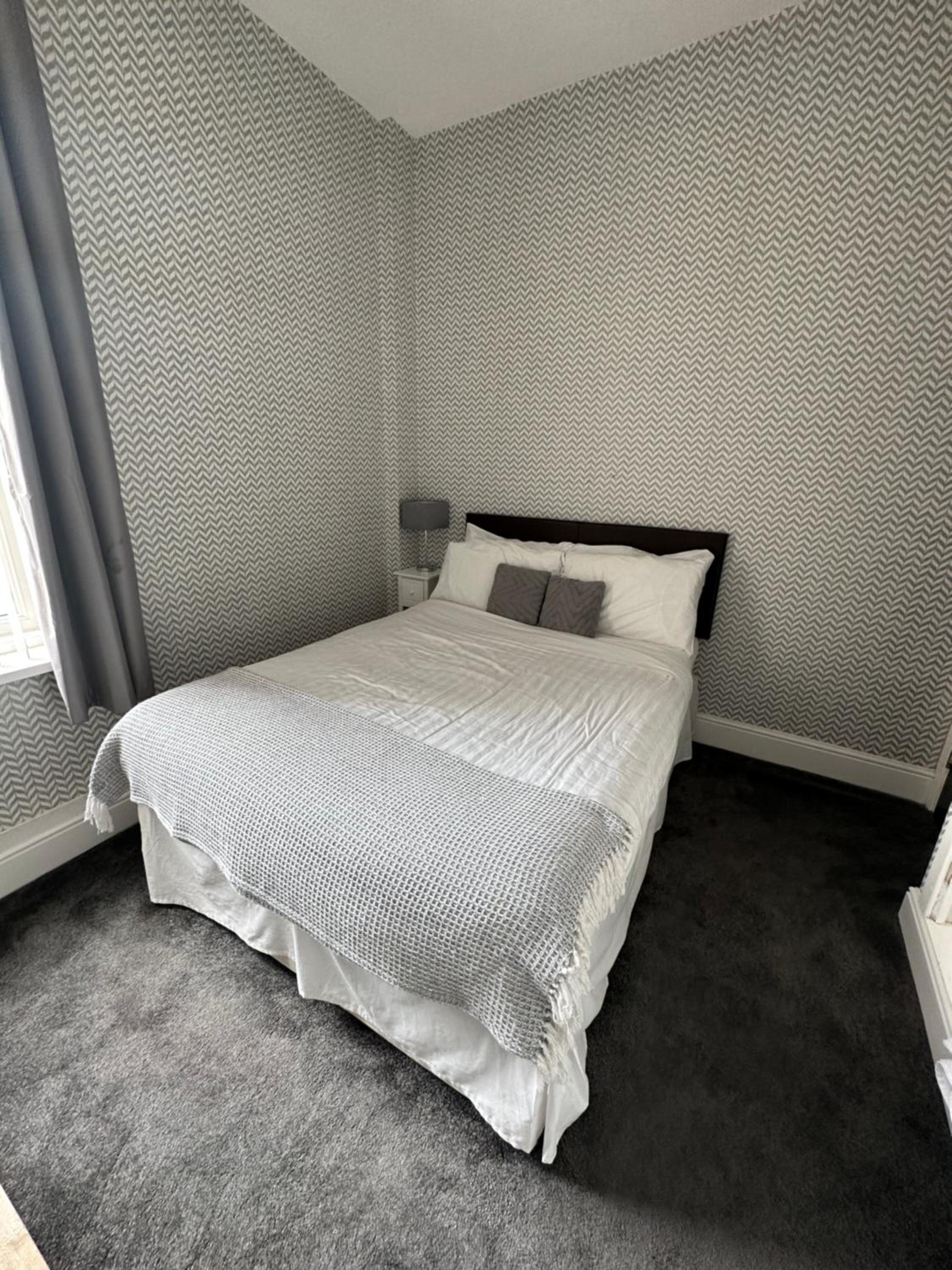 Double Room with Private Bathroom - Photo 2