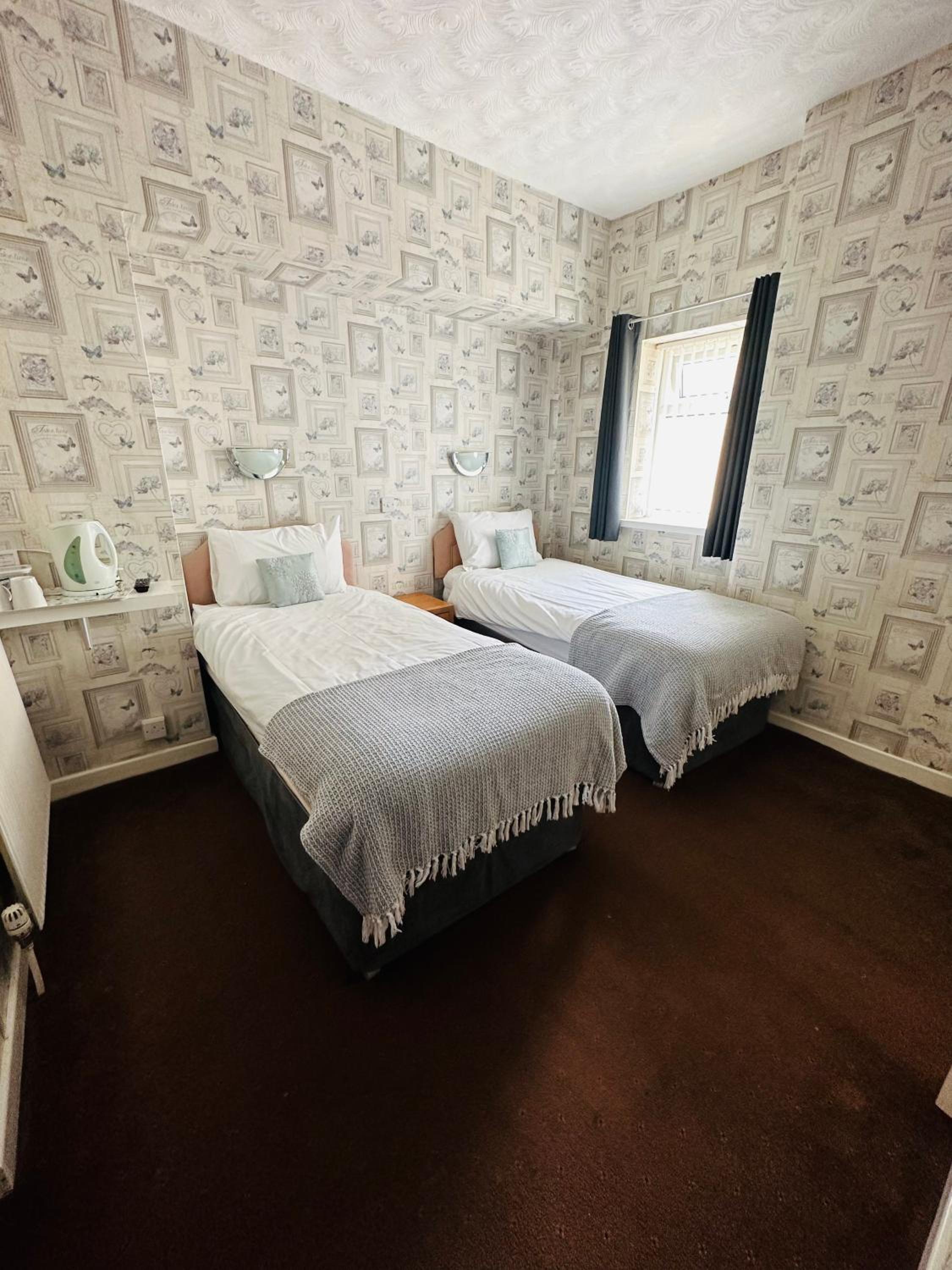 Standard Twin Room - Photo 1