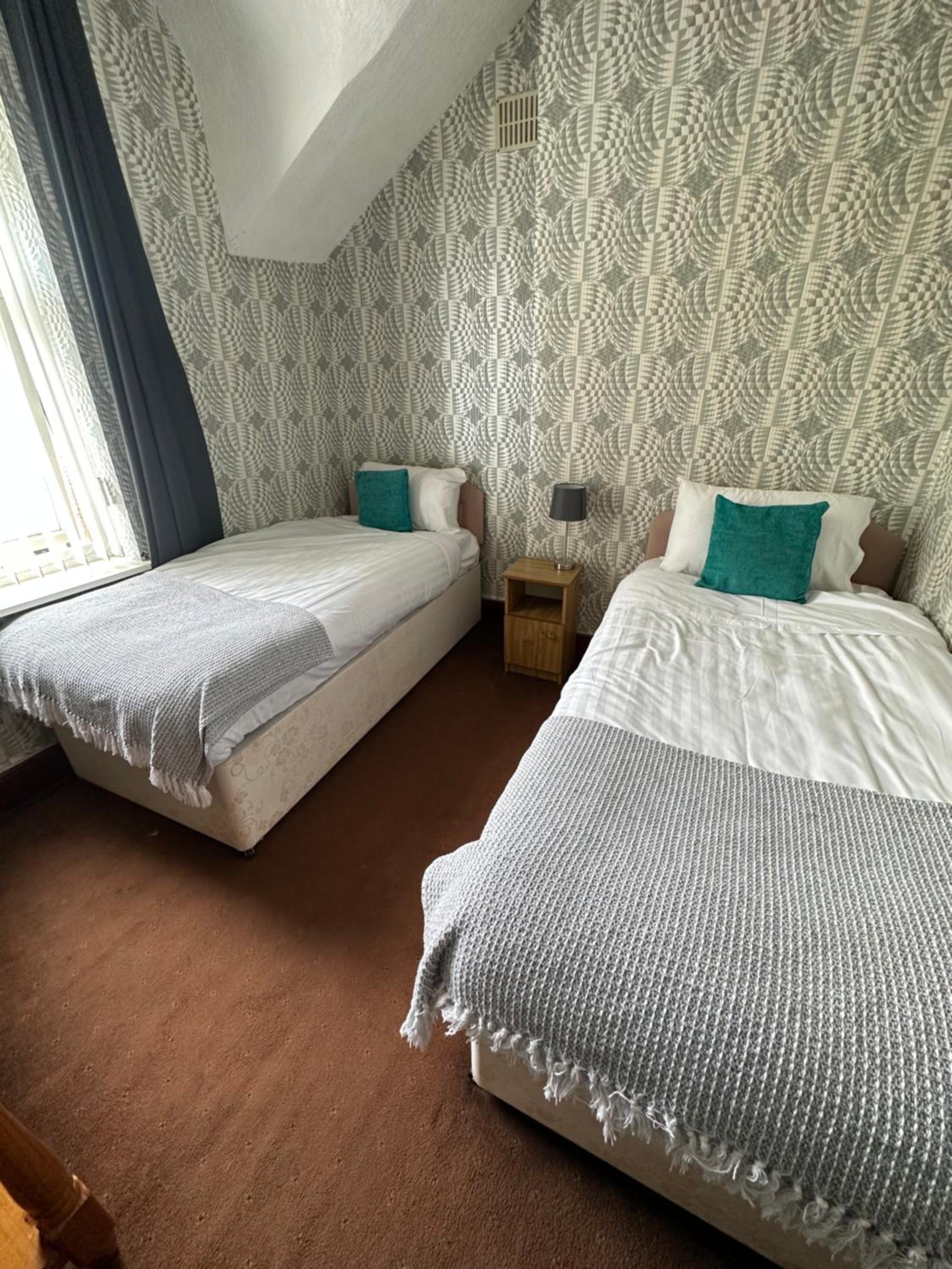 Standard Twin Room - Photo 2