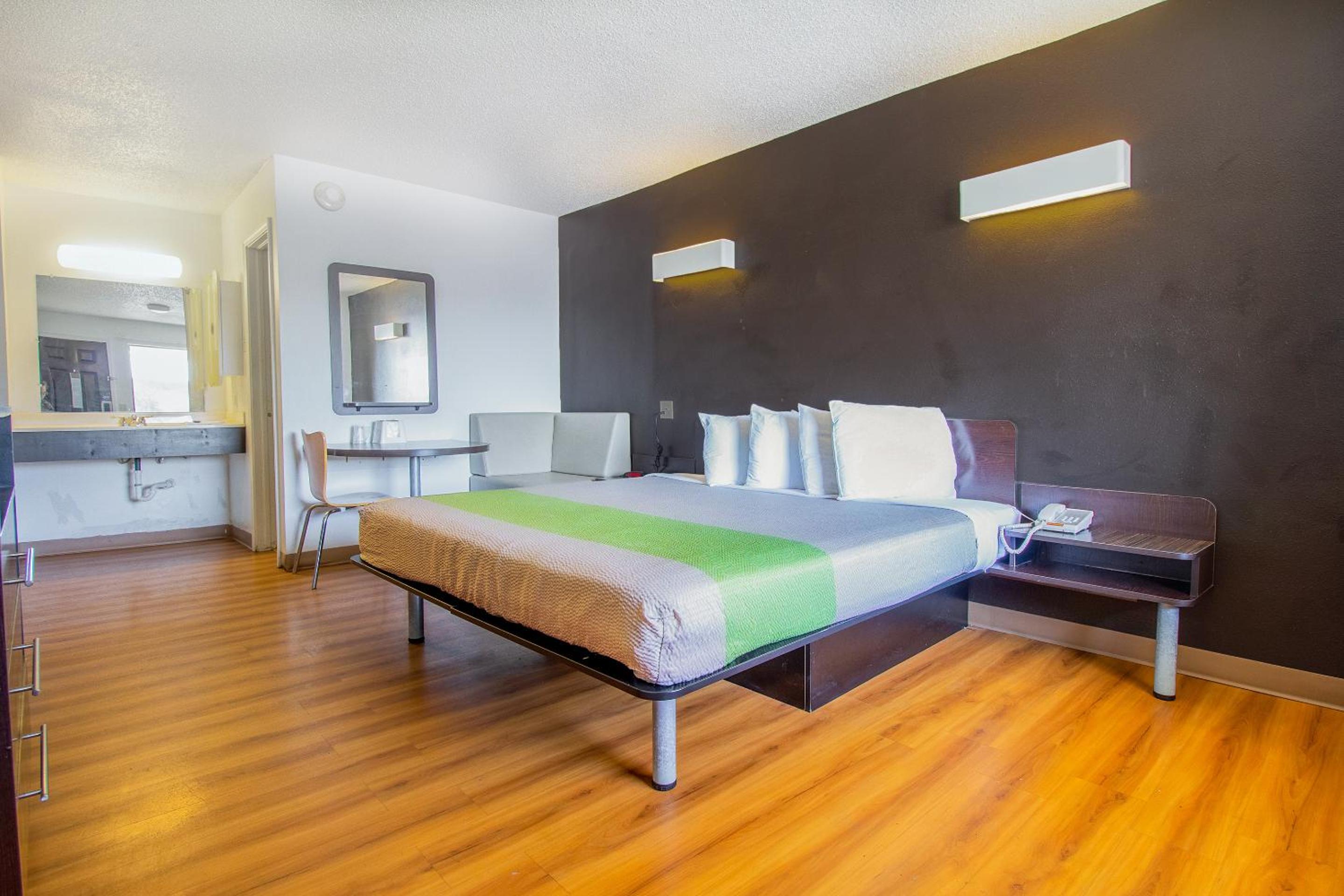 King Bed Smoking With Kitchenette