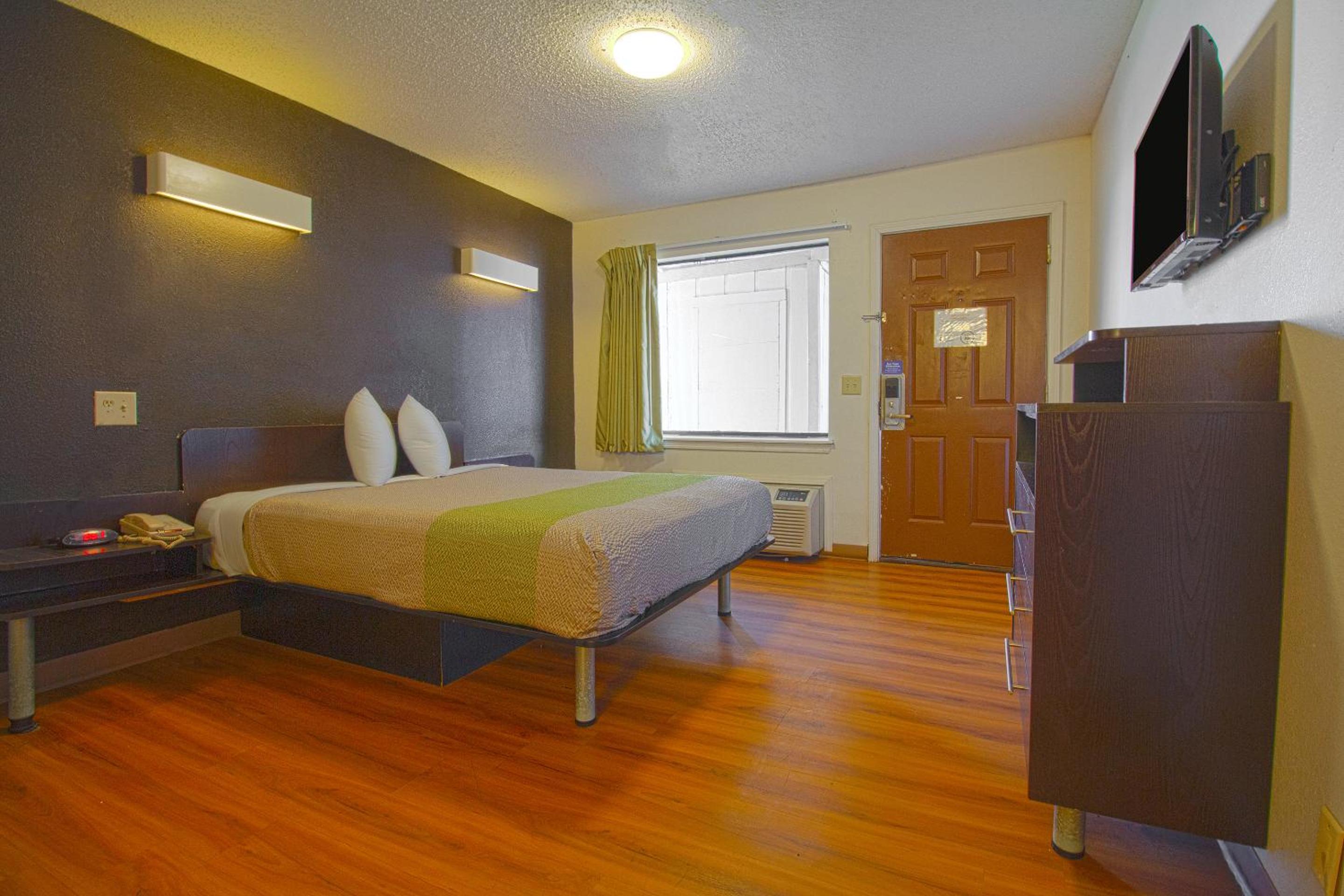 2 Queen Beds Smoking With Kitchenette