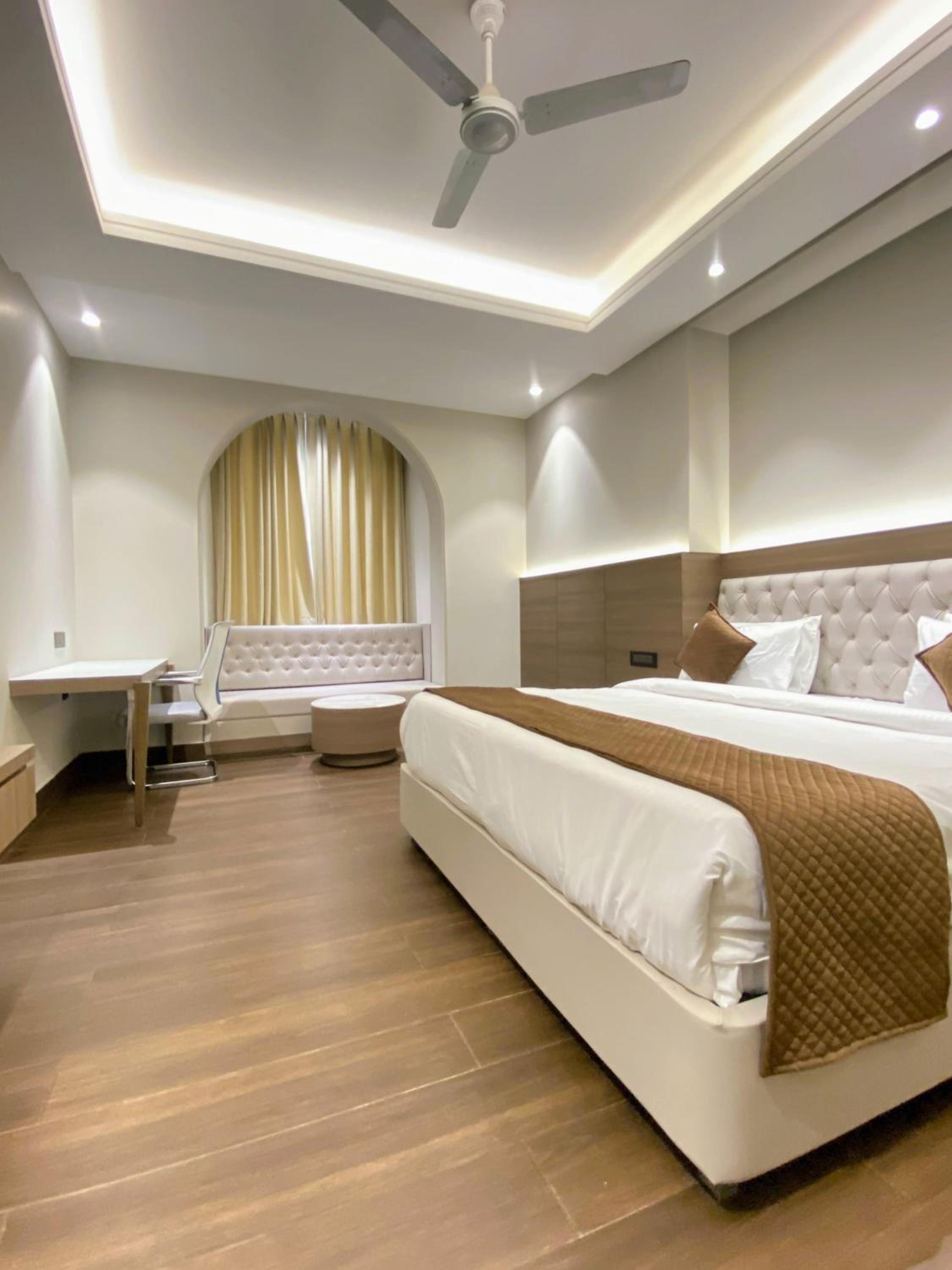 Executive Suite - Photo 3