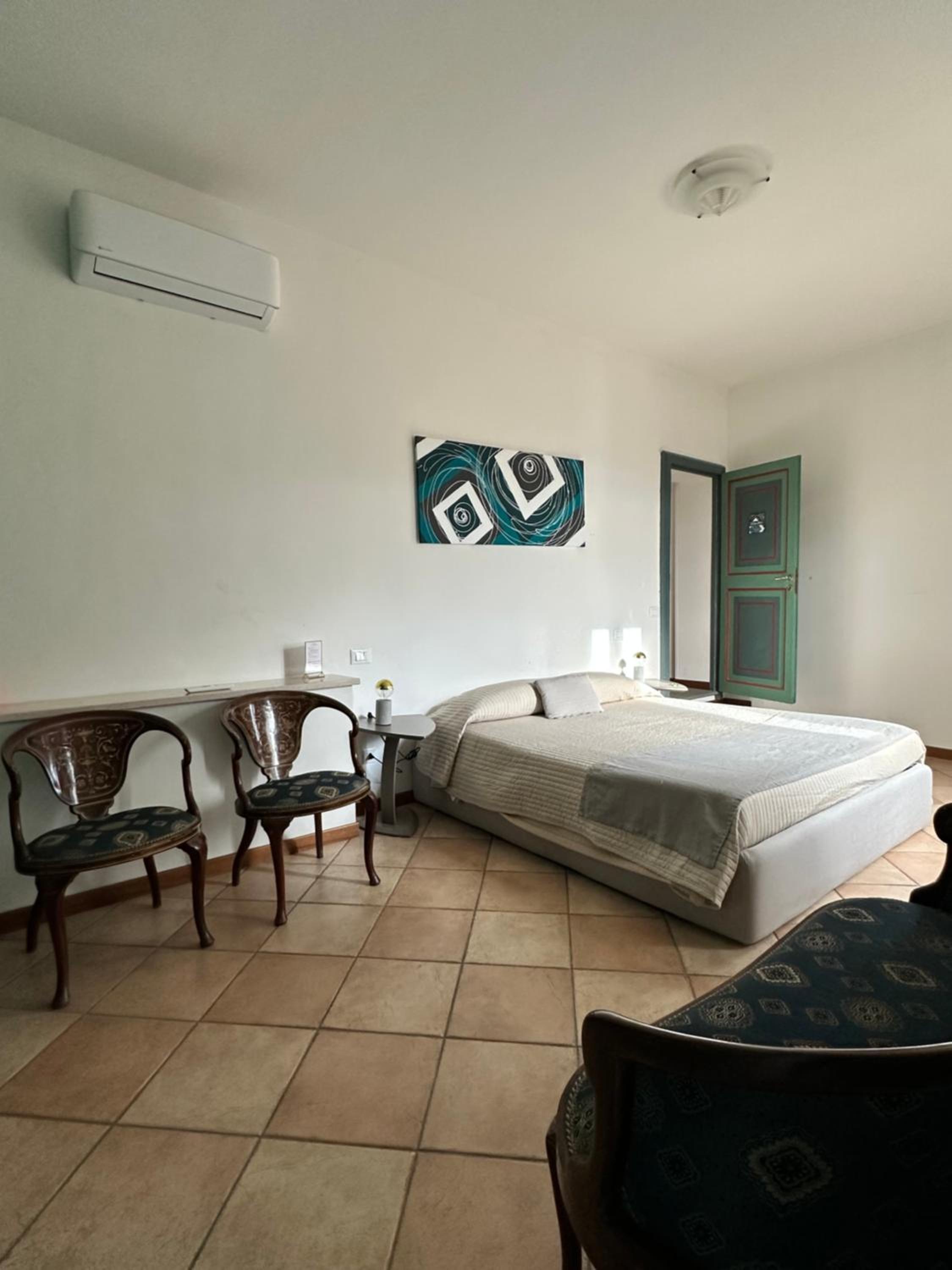 Suite - Photo 26