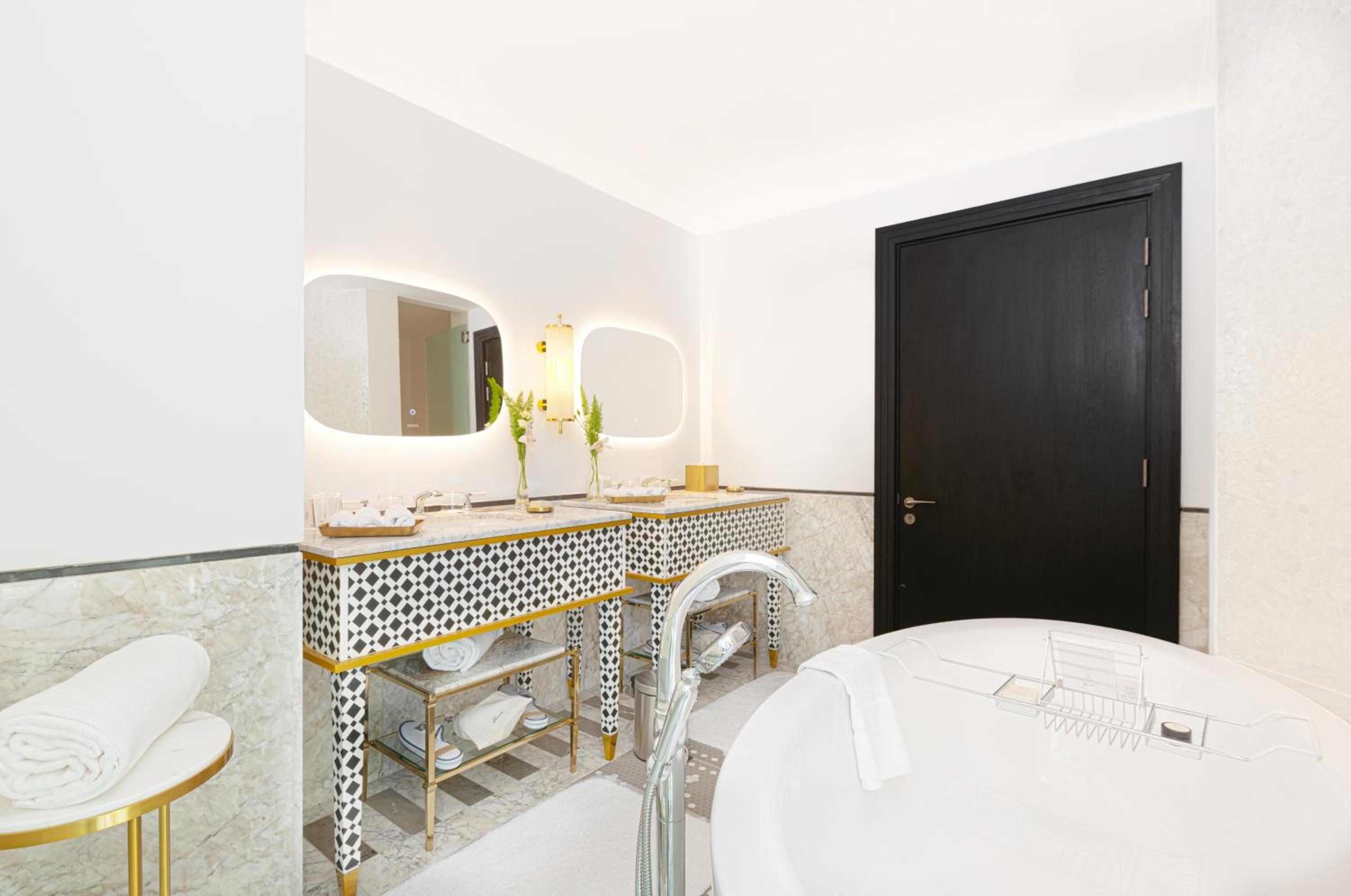 Three-Bedroom Ambassador Suite - Photo 9