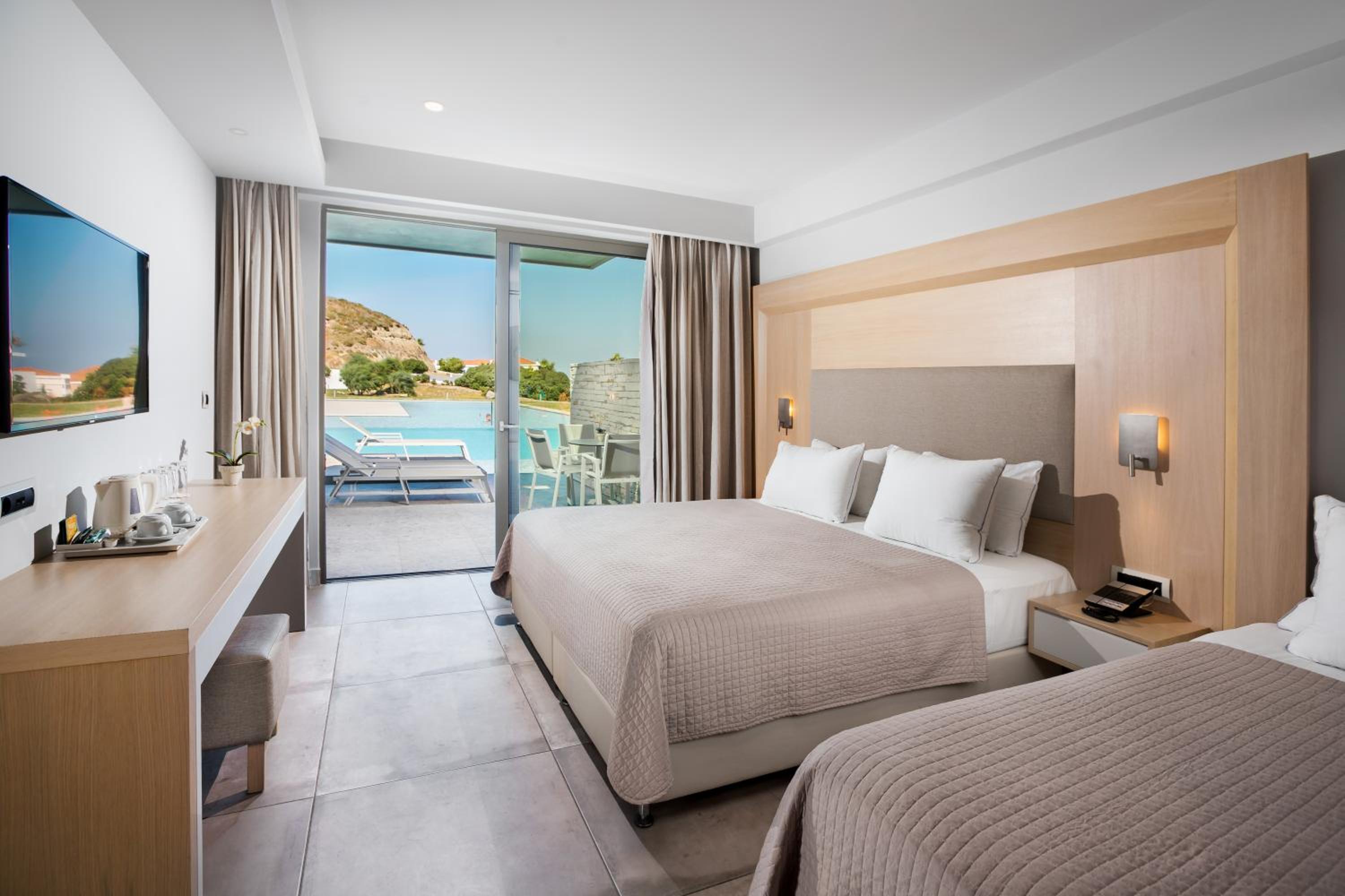 Double Swim Up Room