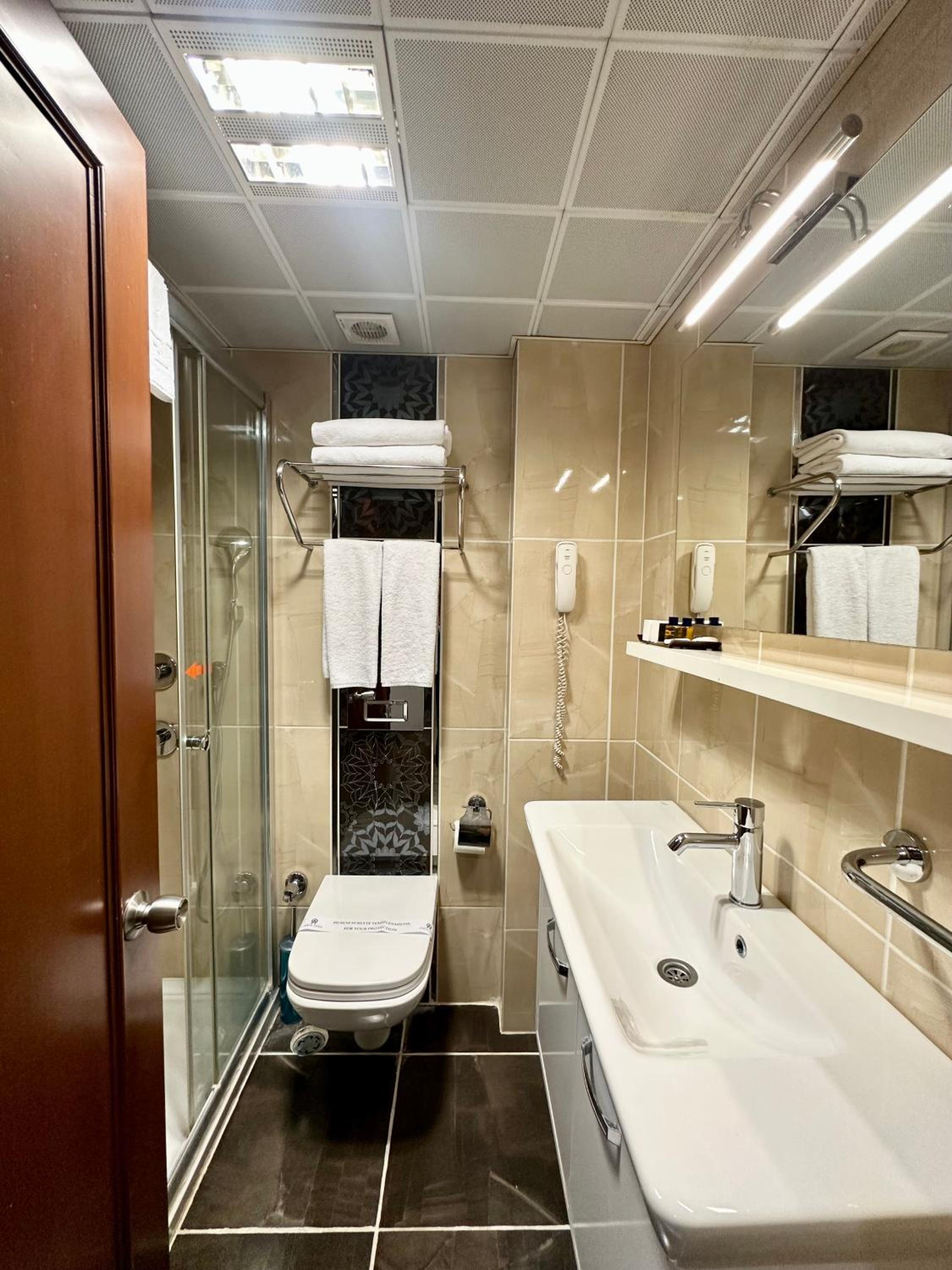 Standard Double or Twin Room photo 3
