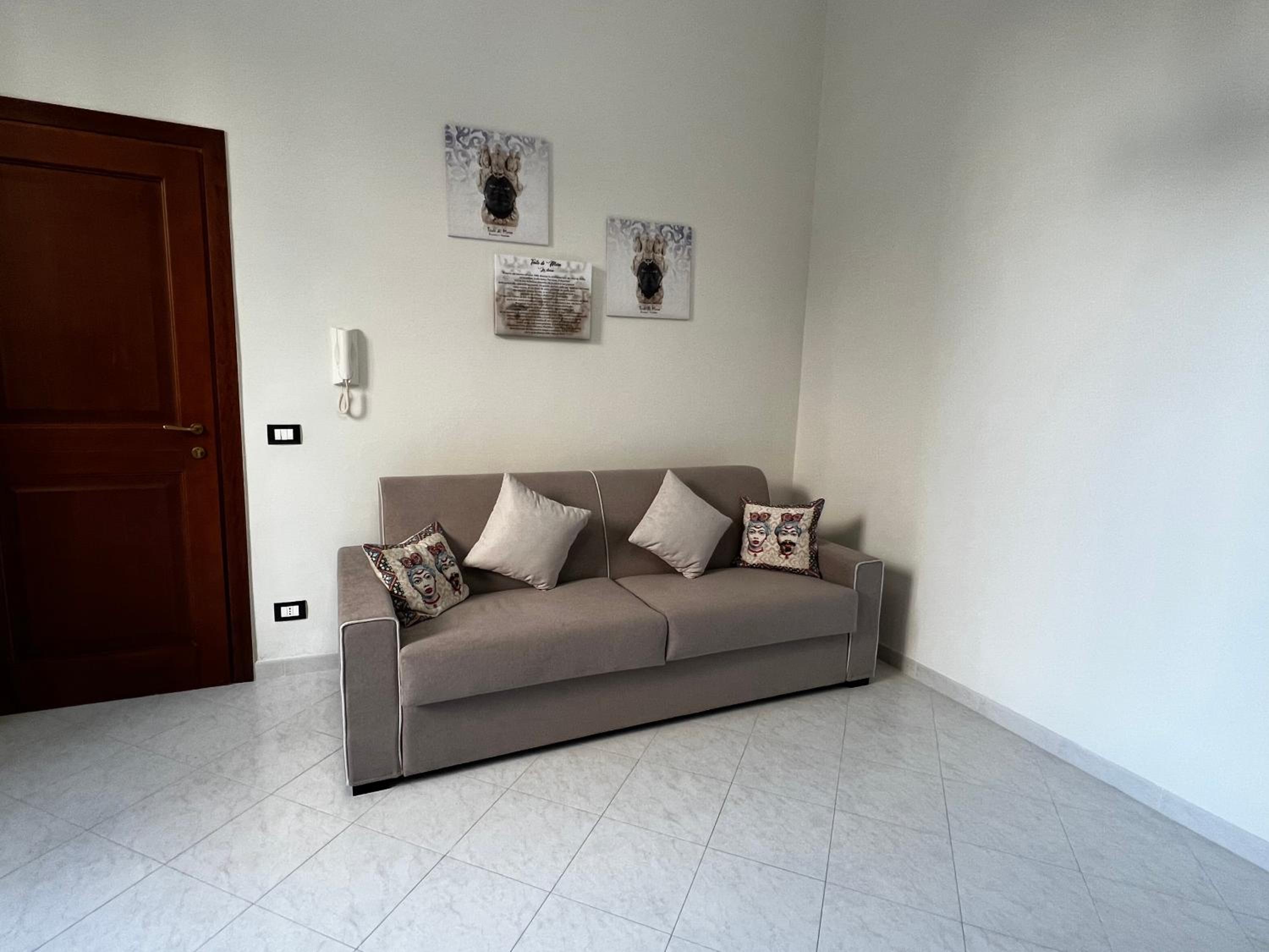 One-Bedroom Apartment photo 1