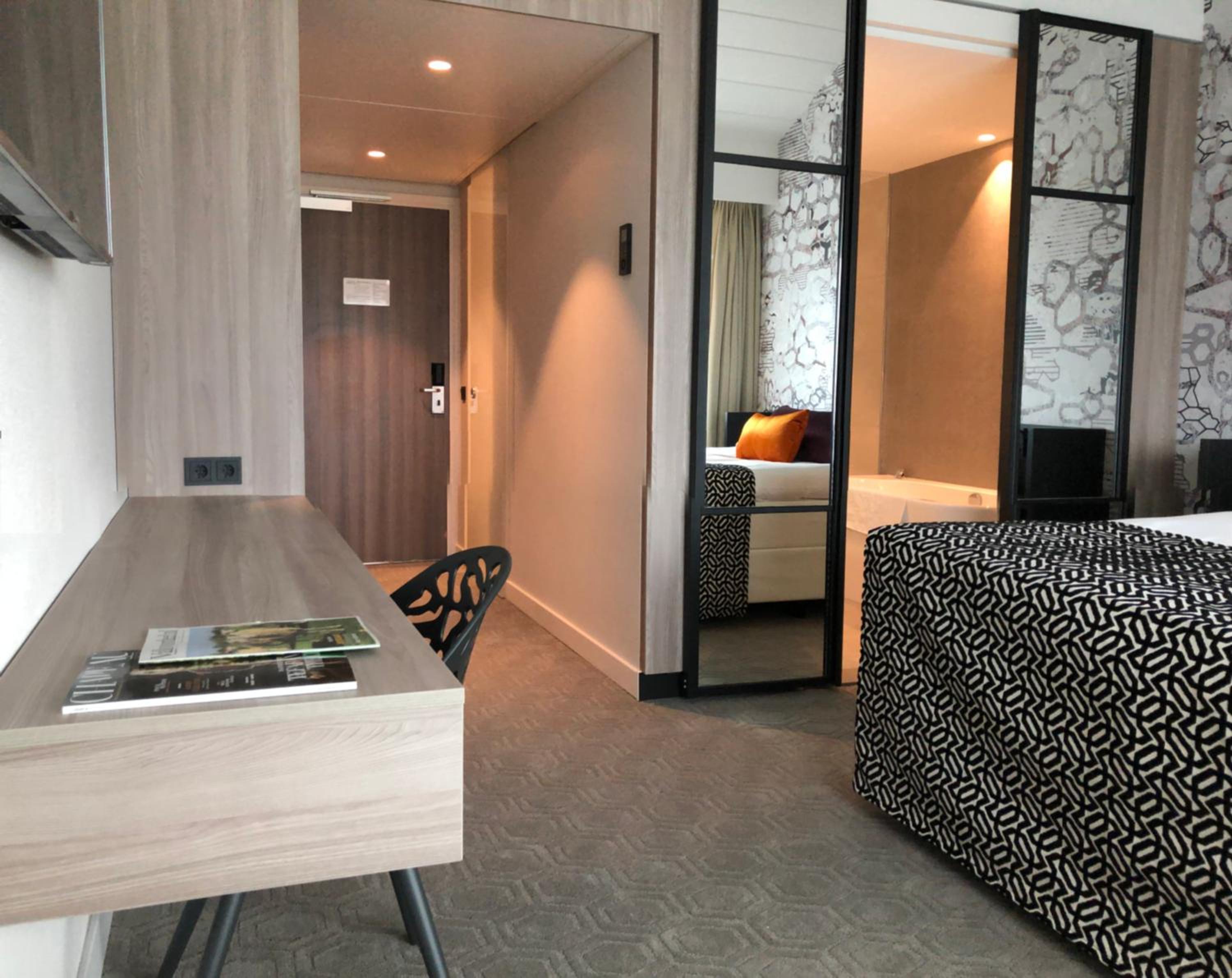 Deluxe King Room - Photo 2