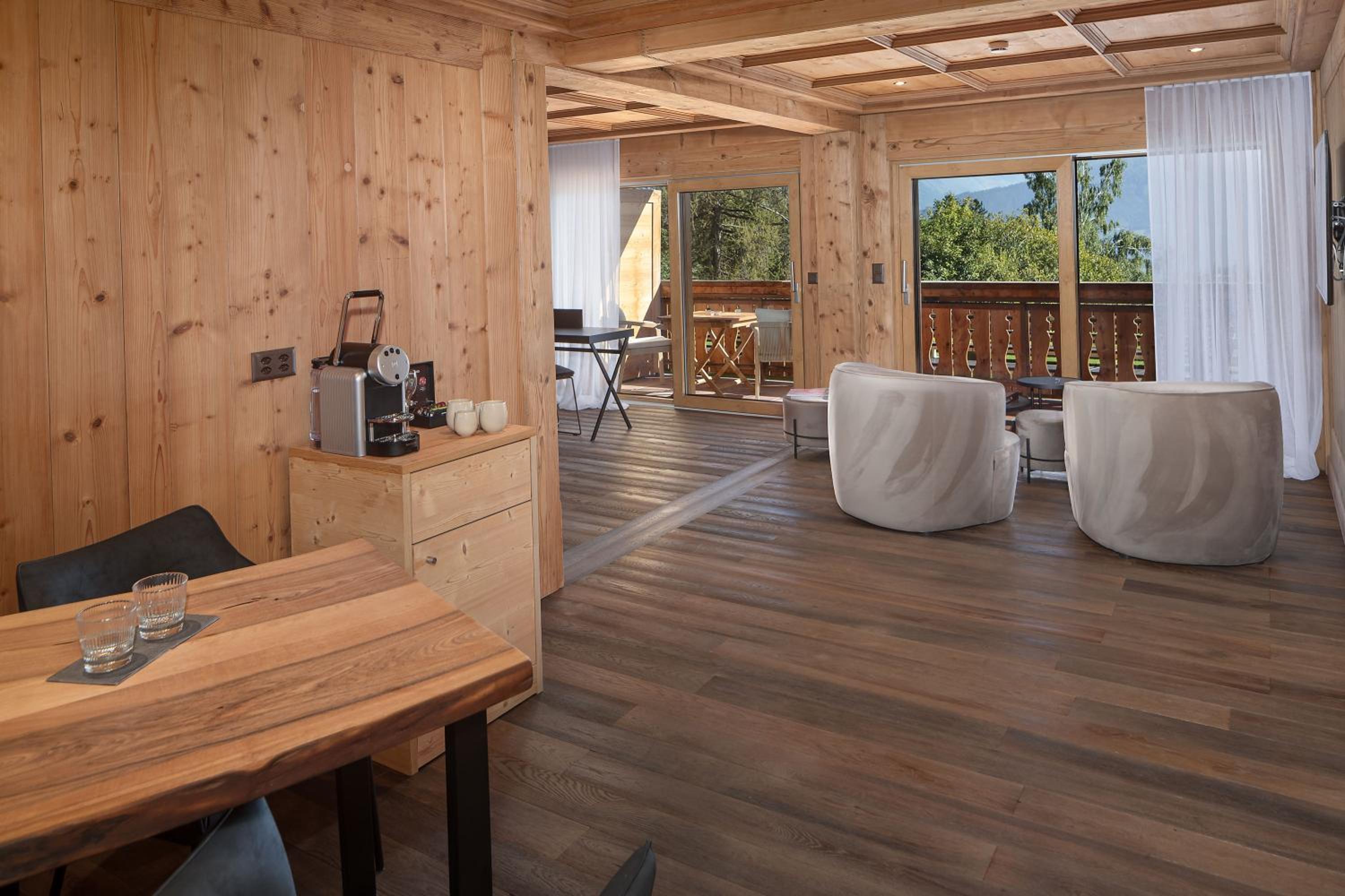 Suite with Balcony and Mountain View photo 2
