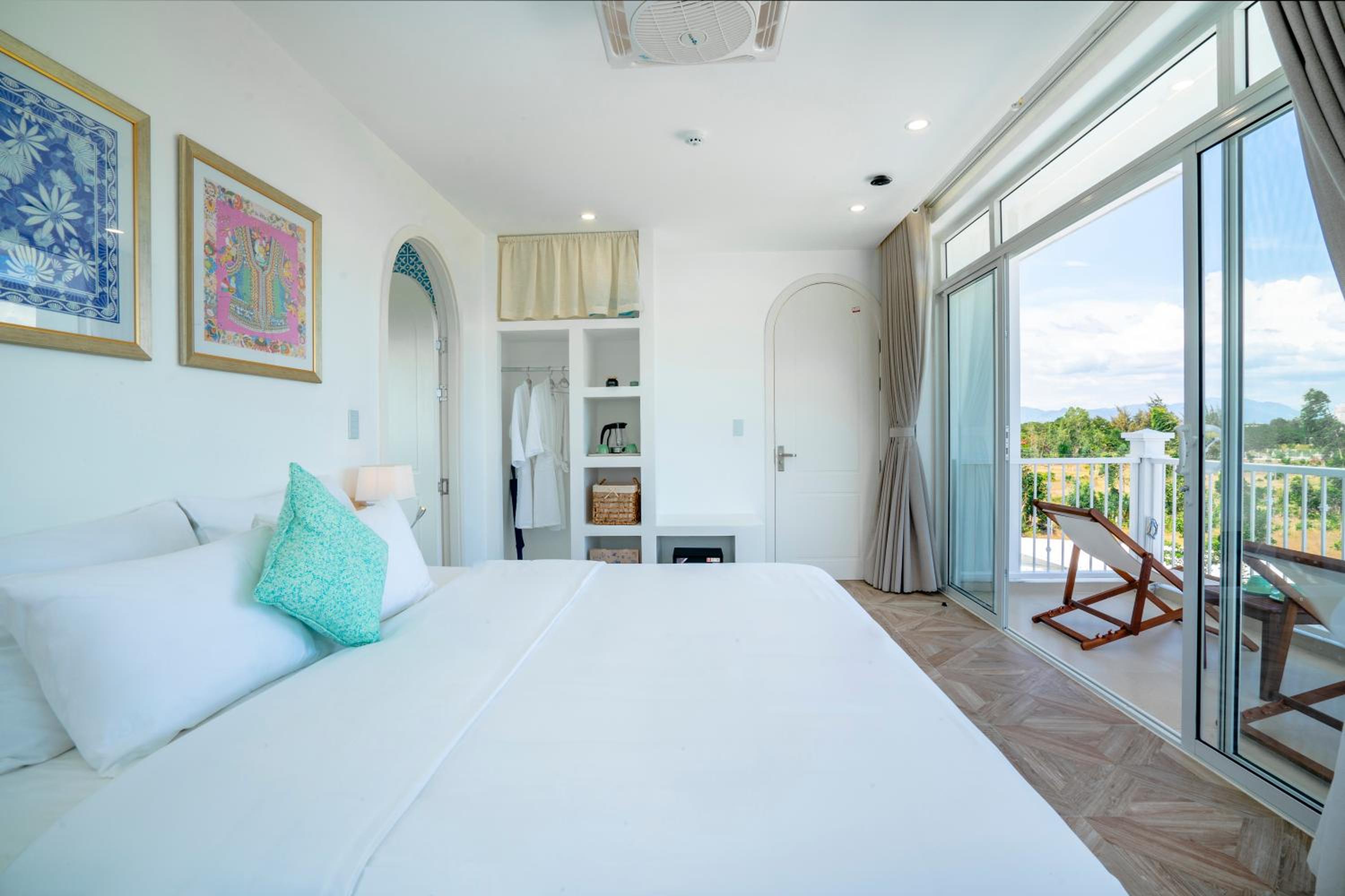 Deluxe Double Room with Balcony and Sea View