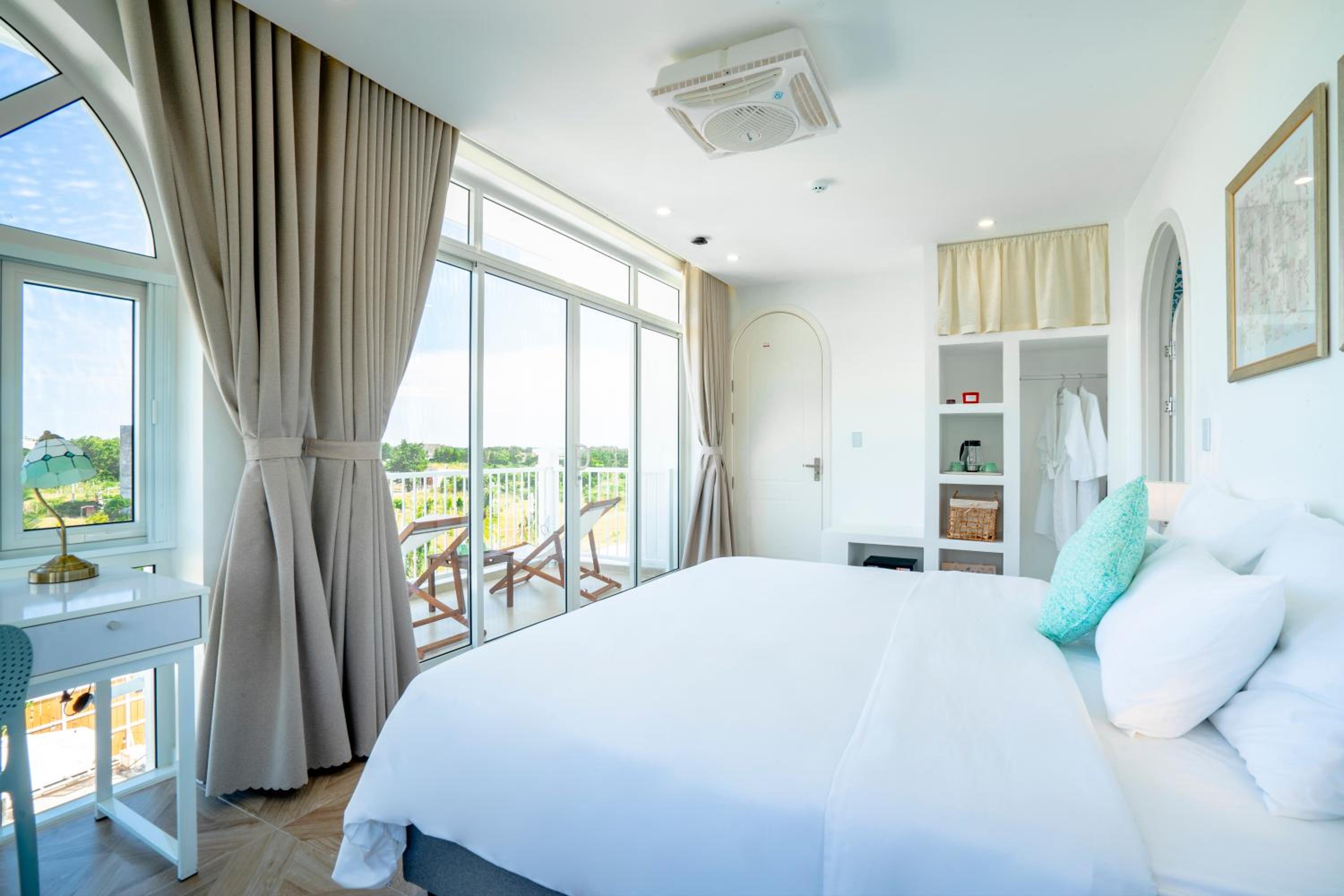 King Room with Balcony photo 2