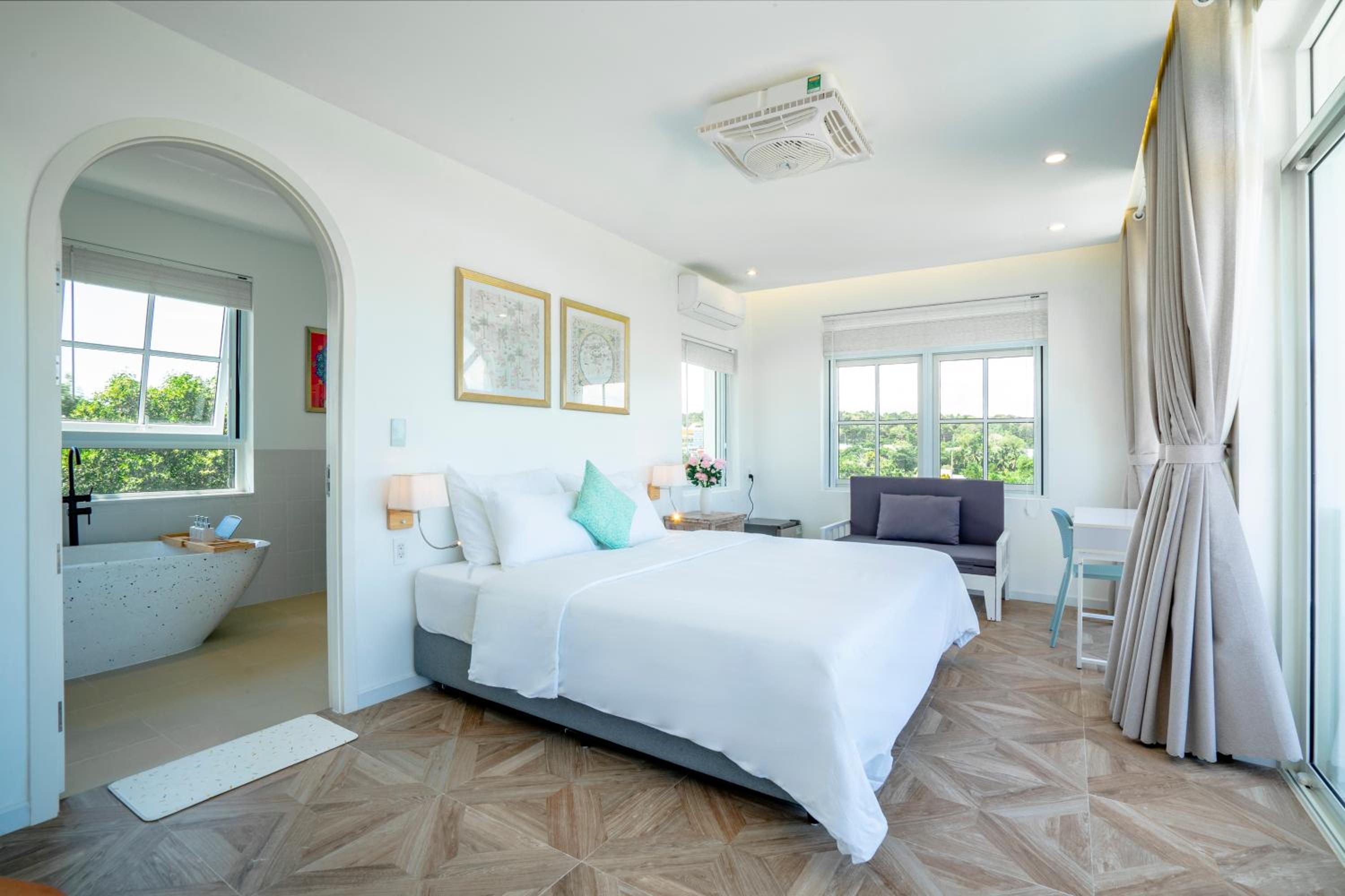 King Room with Balcony photo 1