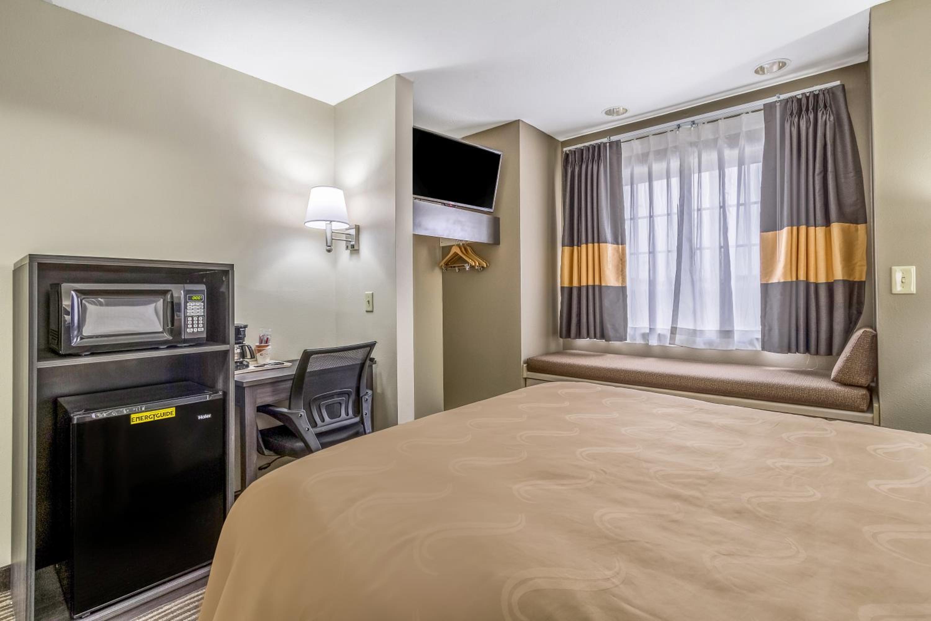 King Suite with Hot Tub - Photo 4