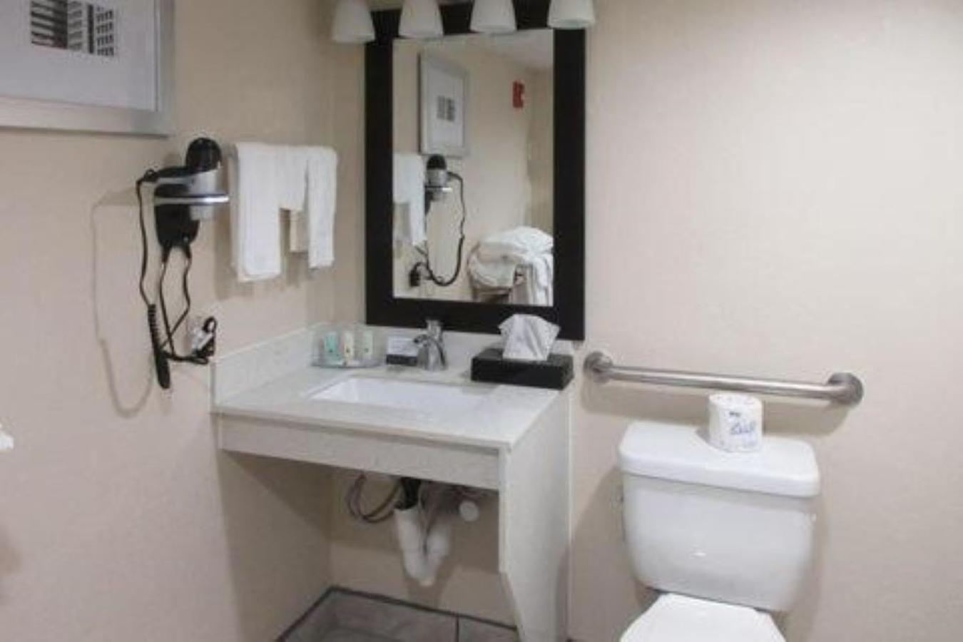 King Room - Accessible/Non-Smoking - Photo 9
