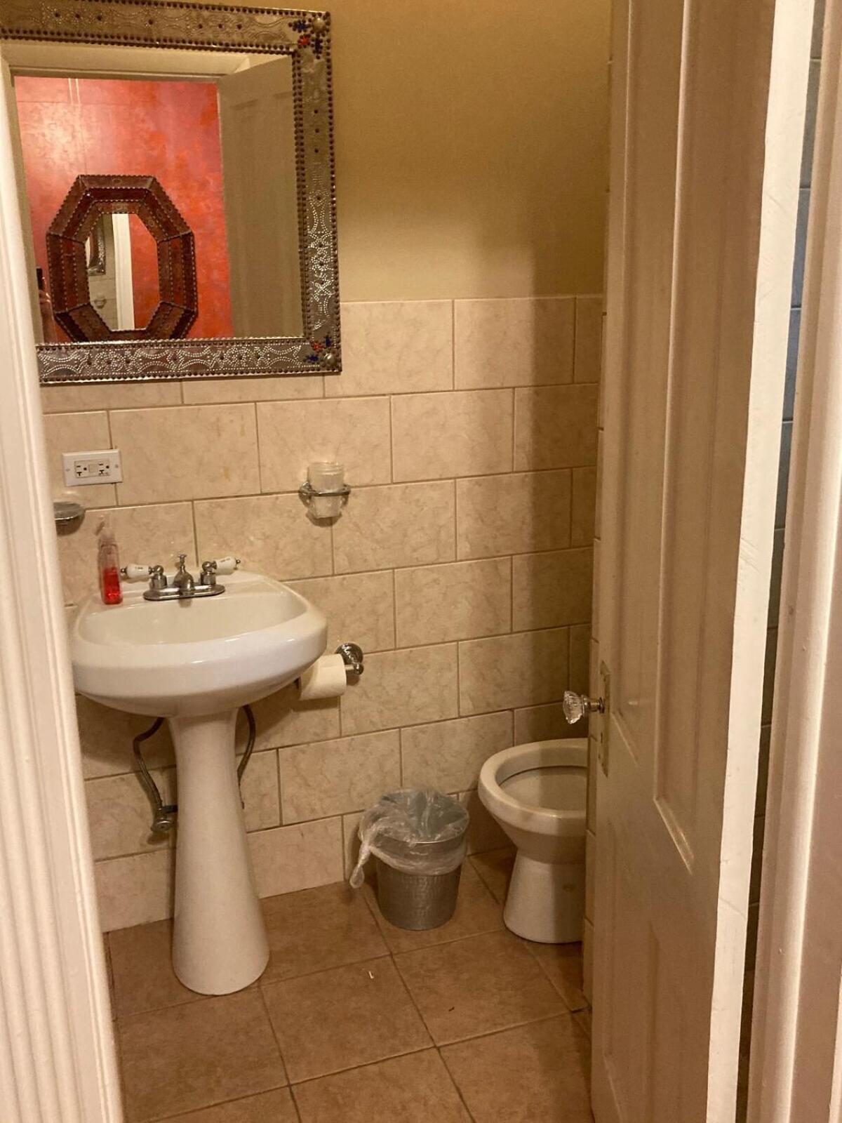 Standard Double Room - Photo 12