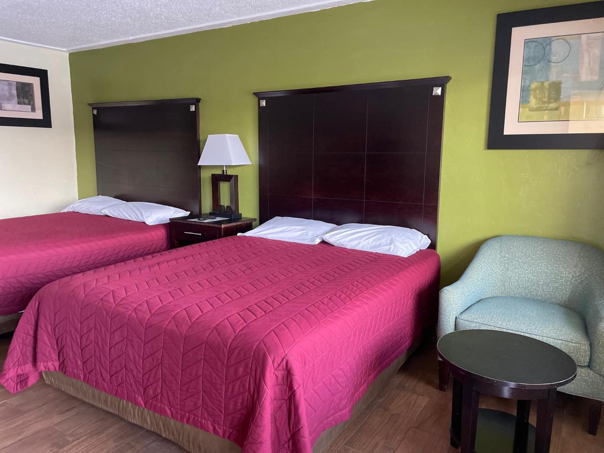 Queen Room Nonsmoking-pet-friendly