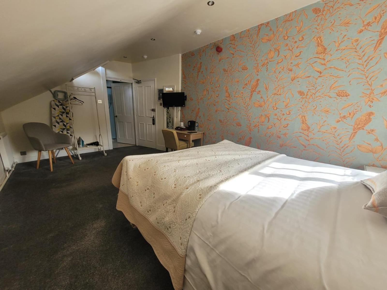 Deluxe Double Room with Shower - Photo 5
