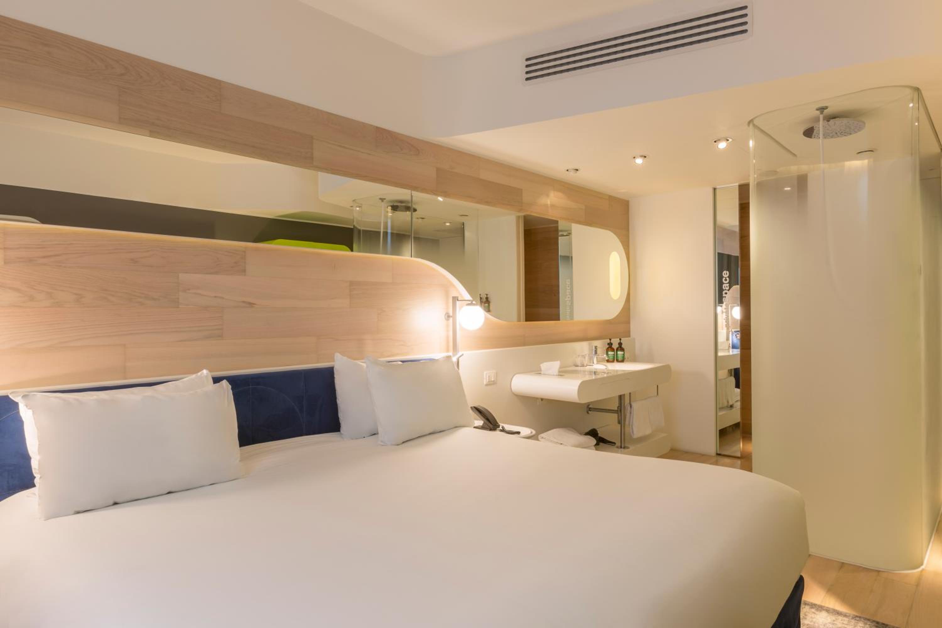 Standard Room thumbnail 5