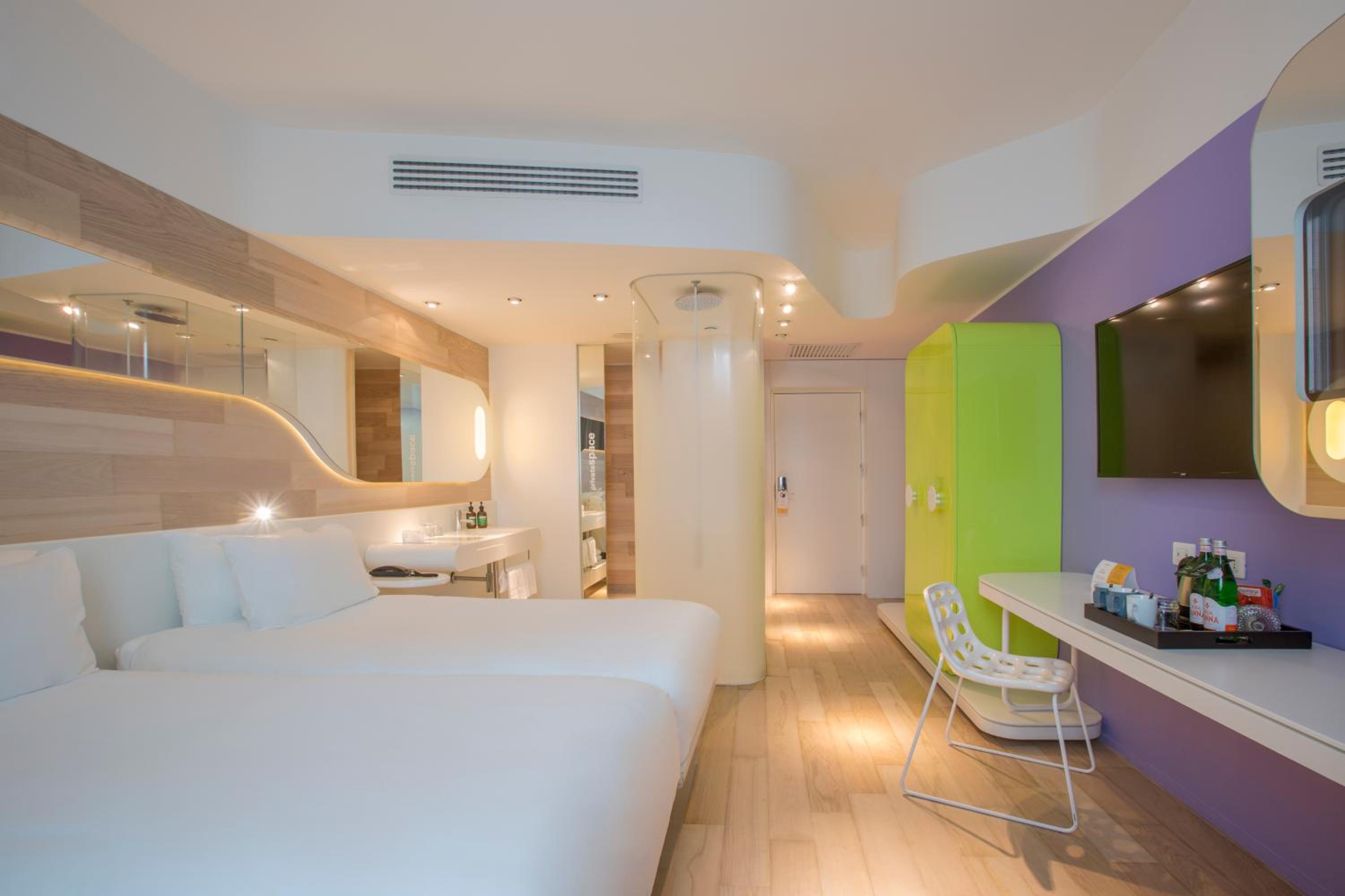 Standard Twin Room with Two Twin Beds thumbnail 5