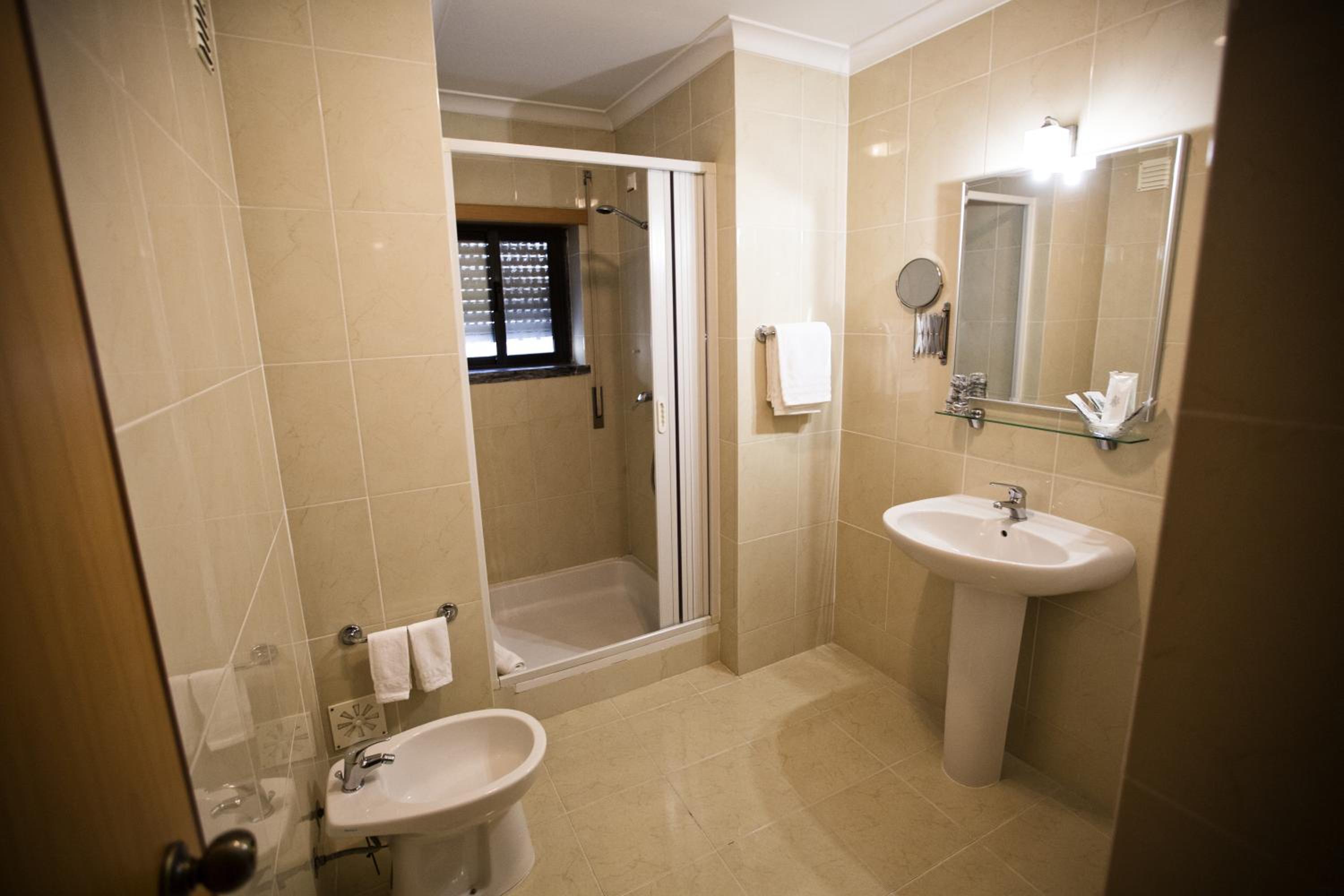 Double or Twin Room with Extra Bed - Photo 9