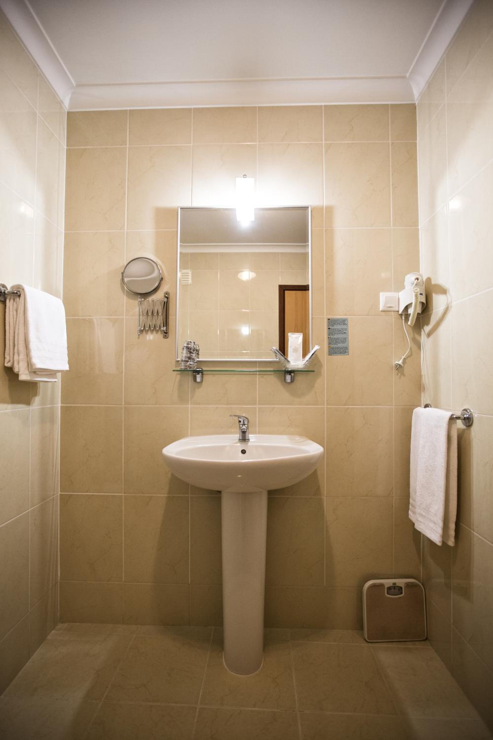 Double or Twin Room with Extra Bed - Photo 10