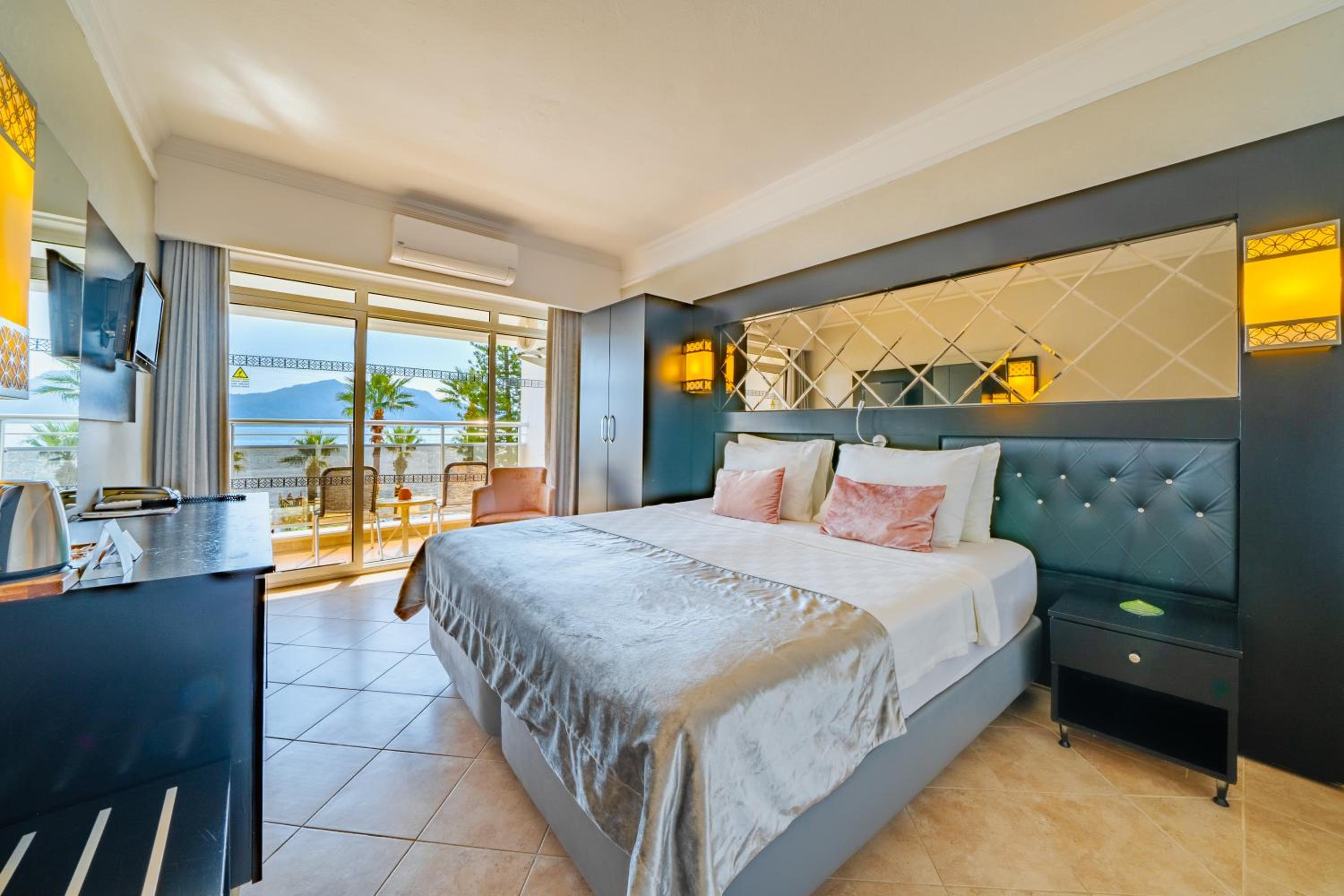 Double or Twin Room with Sea View