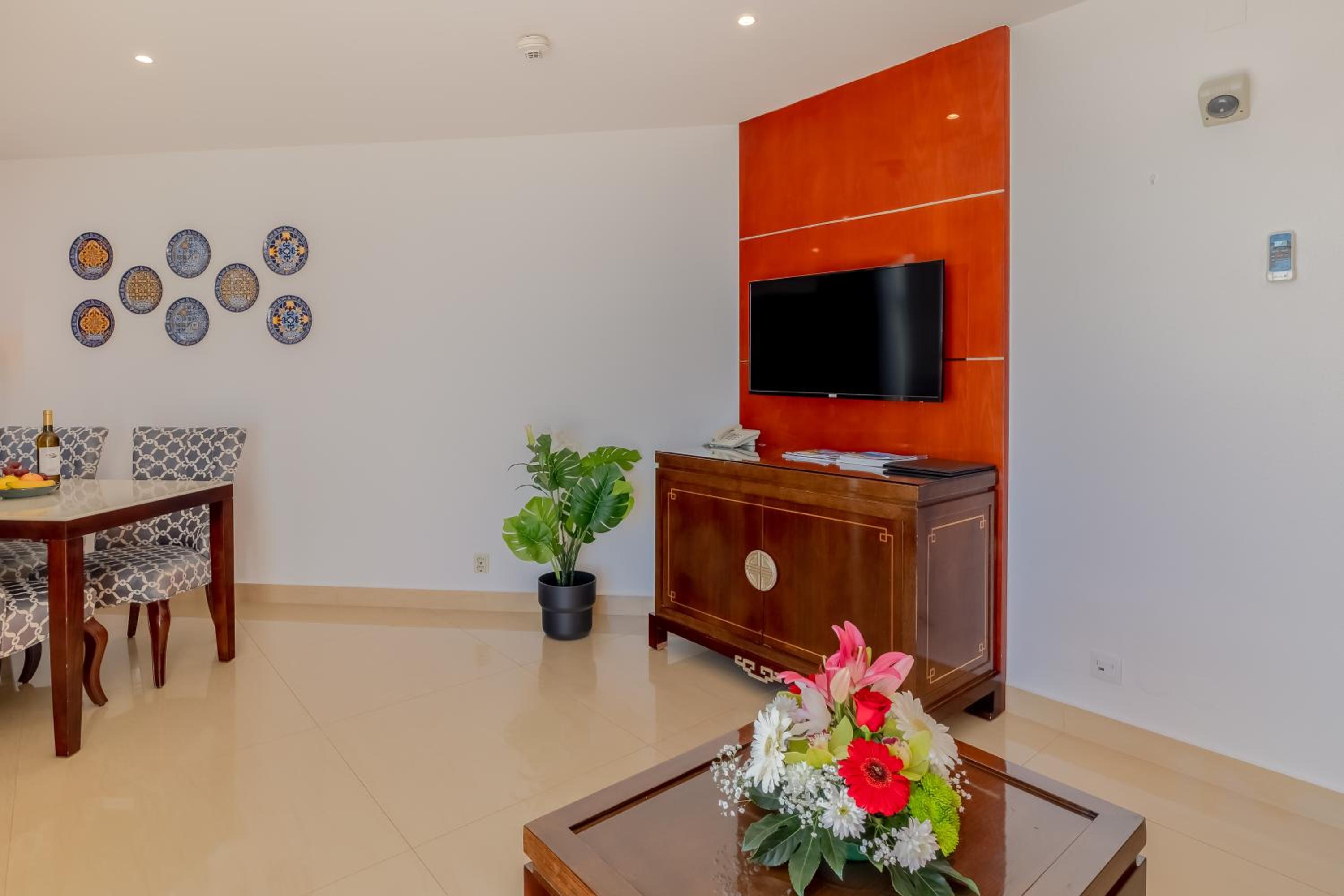 Deluxe One Bedroom  Suite (2 Adults + 1 Child) - Photo 29