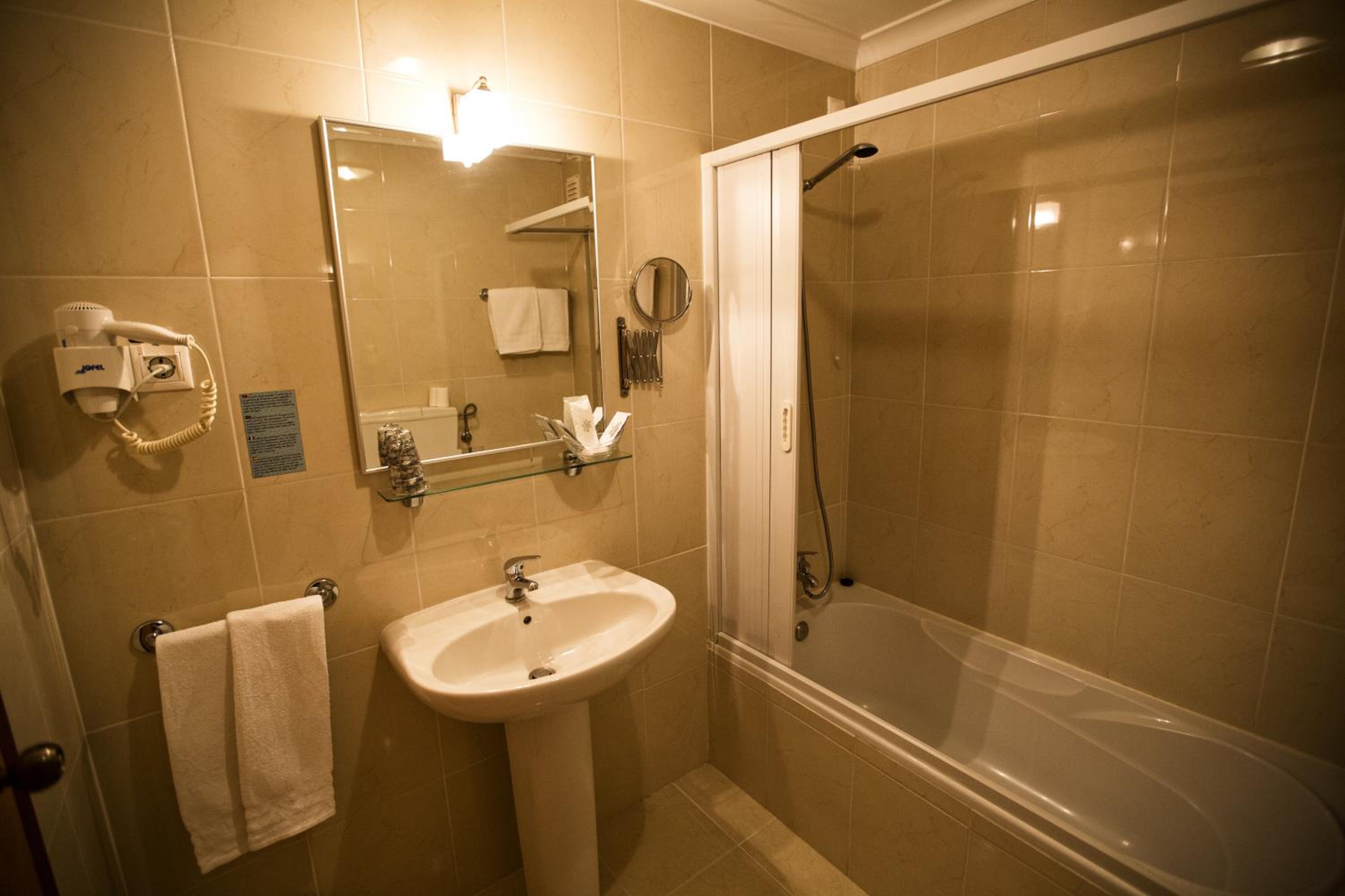 Double or Twin Room with Extra Bed - Photo 12