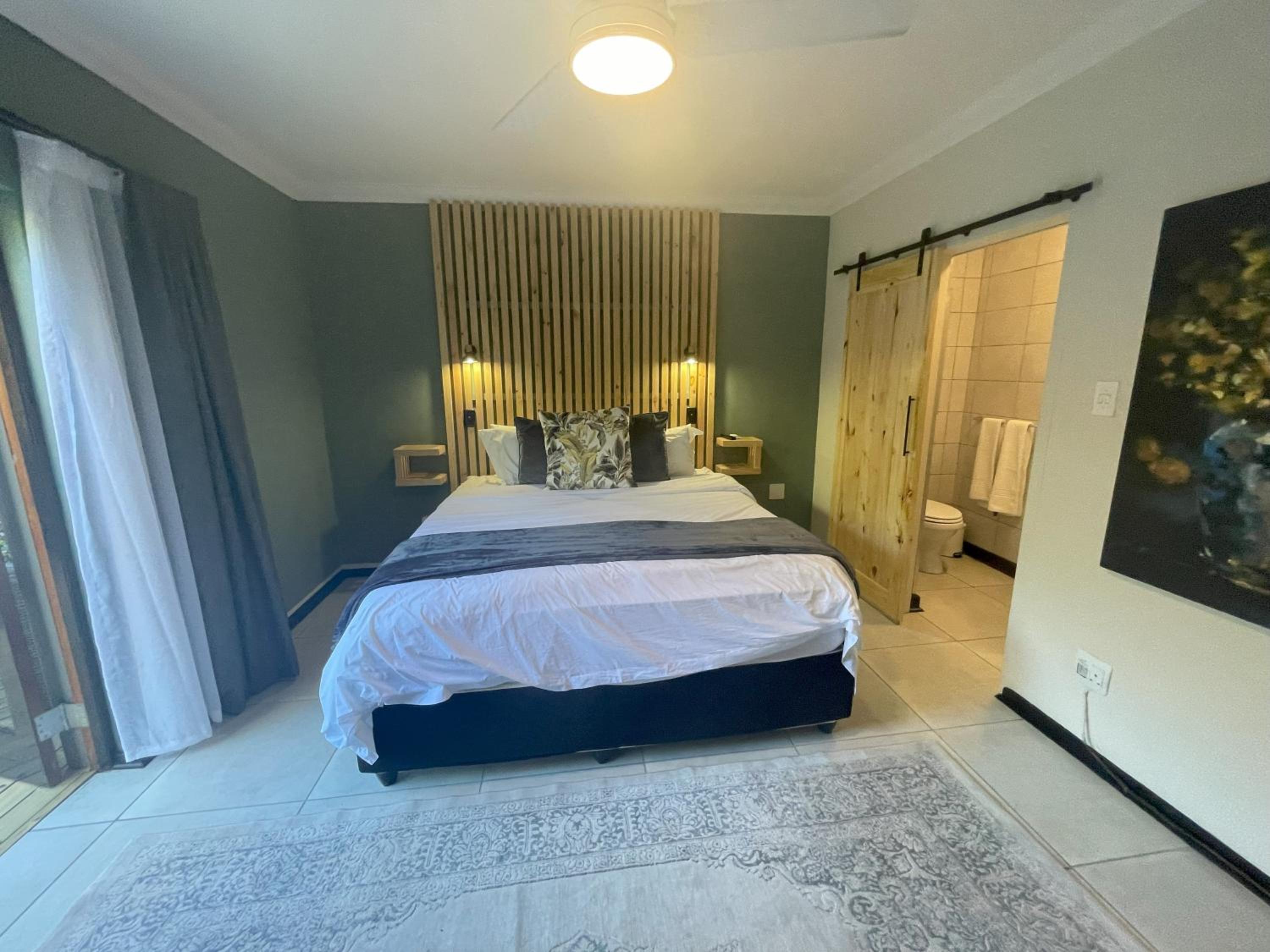 Standard King Room photo 2